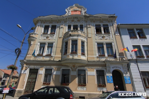 Okt�beri tan�cs�l�s - Fel�j�tj�k a nyujt�di �s sz�szfalusi kult�rotthont - Okt�ber 27-�n, cs�t�rt�k�n ker�lt sor K�zdiv�s�rhely tan�cs�nak soros �l�s�re. A test�let tagjainak tizenegy napirendi pontr�l kellett d�nt�st hozniuk.

Bokor Tibor polg�rmester egy m�dos�t� javaslattal ind�tott, a kilences napirend elhalaszt�s�t javasolta, mivel a terv j�v�hagy�s�ra kiszabott 30 munkanap m�g nem j�rt le, szerette volna tiszteletben tartani az erre vonatkoz� t�rv�nyt, amivel a test�let tagjai is egyet�rtettek.

Az első napirend K�zdiv�s�rhely helyi k�lts�gvet�s�nek a m�dos�t�s�t taglalta. Az ad�kb�l sz�rmaz� �sszegnek k�sz�nhetően a j�vedelem 424.100 lejjel nőtt, amellyel a k�rh�zi beteggondoz�k megfelelő b�rez�s�t tudj�k biztos�tani, valamint a hideg be�llta előtt a j�gp�lya befejez�s�re is időben gondot tudnak ford�tani. Ezt k�vetően a New Fashion Rt. 2015-�s �vi profiteloszt�s�nak a j�v�hagy�sa k�vetkezett, ahol Bokor Tibor polg�rmester a test�let tagjait felhatalmaz�sra k�rte, hogy a november 4-�n tartand� k�zgyűl�sen megszavazhassa azt.

A harmadik pontot a Hivatal szervezeti �br�j�nak �s szerkezeti fel�p�t�s�nek a m�dos�t�sa k�pezte. A Man�cska Napk�zi Otthon igazgat�nőj�nek az volt a k�r�se, hogy a szem�lyzetet bőv�ts�k ki plusz egy asszisztensi munkak�rrel, mivel a nagy l�tsz�mnak k�sz�nhetően, nem bizonyul elegendőnek egy szem�ly munk�ja. A k�vetkező napirendi pontban a V�rosi K�rh�z szem�lyzeti fel�p�t�s�nek a m�dos�t�s�t szavazta meg a test�let, Dr. Kelemen Andr�s elmond�sa szerint a v�r�t�mleszt�si k�zpont m�dos�t�sokra szorult a hat�rozat szerint.

A F�ggetlens�g utca 6. sz�m alatti ingatlan �tv�tele a munic�pium k�zvagyon�b�l a munic�pium mag�nvagyon�ba napirend taglal�s�ra az�rt volt sz�ks�g, mert az �nkorm�nyzat p�ly�zatot tett le a fel�j�t�s �rdek�ben, szerette volna ha a r�gi kasz�rnya �p�lete biztos alapokon �llna, �m a korm�nyhat�rozat nem sz�lethet meg mindaddig, am�g nem veszik �t mag�nvagyonba. Ugyanez a helyzet alakult ki a Bem J�zsef utcai ter�let �tv�tele kapcs�n is, amelyet a hetedik tervezetk�nt szavaztak meg. A Benedek Elek utca 3. sz�m alatti ter�letek �sszevon�s�ra vonatkoz� kataszteri iratcsom� j�v�hagy�s�nak a megszavaz�s�ra az�rt volt sz�ks�g, mert ennek hi�ny�ban nem lehet p�ly�zni az �p�let korszerűs�t�s�re.

A nyolcadik pontban a Fortyog� utcai ter�letek �sszevon�s�ra vonatkoz� kataszteri iratcsom� j�v�hagy�s�t szavazt�k meg. Ez az a ter�let, amely a fiataloknak ad majd lak�s�p�t�sre lehetős�g�t. A k�t utols� pont a fel�j�t�s t�m�ja k�r� �p�lt, pontosabban a nyujt�di �s sz�szfalvi kult�rotthonra vonatkoz� p�ly�zatok j�v�hagy�s�ra. Kov�szna Megye Tan�csa p�ly�zat r�v�n 10.000 lejjel t�mogatja a fel�j�t�sokat. A nyujt�di kult�rotthon �sszk�lts�ge, a felm�r�s szerint, 24.060 lejbe, m�g a sz�szfalusi kult�rotthon 52.465 lejbe fog ker�lni.