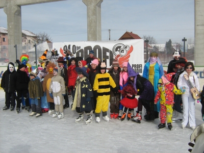 Profi R�di� j�gkarnev�l d�jak-k�pek - Hatalmas sikernek �rvendett a Profi R�di� �ltal első �zben megrendezett J�gkarnev�l.Szombat d�lelőtt t�bb mint sz�zan gyűltek �ssze a k�zdiv�s�rhelyi j�gp�ly�n, ahol sz�nes, �rdekes programokkal egybek�t�tt k�zel 3 �r�s korcsoly�z�st szervezt�nk. Volt, aki jelmezben �rkezett, de volt aki csak a helysz�nen �lt�tte mag�ra az �larcot. A B�bita j�tsz�h�z j�volt�b�l, azok sem cs�ggettek, akiknek nem volt alkalmuk be�lt�zni, ugyanis egy tetszőleges arcfest�ssel �rezhett�k �t a farsangi hangulatot. A j�gkarnev�lon t�bb verseny is helyet kapott, a Z�ld Nap Egyes�let k�zel negyven gyereket gy�m�lccsel d�jazott, a zsűri pedig hatvan jelmezes k�z�l v�lasztotta ki d�jazottait.A Sz�kely H�rmond� k�l�nd�j�t Boros Antika, a var�zsl� kapta, a csal�di k�l�nd�jban a Lakatos csal�d �s a FMI jelmezbe �lt�z�tt anyuka-gyermeke p�ros r�szes�lt. Kiosztottunk egy a legfiatalabb r�sztvevőnek j�r� elismer�st is, ezt Bodor �kos kapta. A j�gfarsang-k�l�nd�j boldog tulajdonosa Antal Blanka, aki j�gkir�lynőnek �lt�zve �rdemelte ki az elismer�st. A Profi R�di� harmadik d�j�t a harisny�s pippik: Kov�cs Ren�ta �s Gy�rgy Eszter, valamint az arab l�ny, De�k Andrea kapt�k, de a k�pzeletbeli dobog� m�sodik fok�ra �llhatott a Pirosk�nak �lt�z�tt Kar�csony Katinka �s a macska jelmezbe b�jt Dim�ny Anettka is. A Profi J�gkarnev�l k�zdiv�s�rhelyi meg�ll�j�nak első hely�n Vit�lyos Dorottya v�gzett, aki Elvis Presley imit�tork�nt s�p�rte be a győzelmet.A rendezv�nyen tombolah�z�s is volt, t�bb mint h�sz aj�nd�kcsomag tal�lt gazd�ra. Ezek j�t�kokat, k�nyveket, friss kal�csot �s fagylaltot tartalmaztak. A Profi R�di� ez�ton is szeretn� megk�sz�nni t�mogat�inak: K�zdiv�s�rhely �nkorm�nyzat�nak, a B�bita j�tsz�h�znak, a Di�szegi P�ks�gnek �s a Vigad� Művelőd�si H�znak a nyerem�nyet, �s a m�diat�mogat�knak az esem�ny n�pszerűs�t�s�ben ny�jtott seg�ts�g�t. Egy h�t m�lva, febru�r 13-�n a Profi R�di� Kov�szn�n is J�gkarnev�lt szervez, a csapat akkor is v�rja a lelkes farsangol�kat.Profi H�rszolg�lat