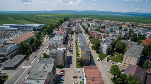 P�ntektől egyir�ny�v� v�lik a Szabads�g utca K�zdiv�s�rhelyen - Befejeződ�tt a Szabads�g utca teljes rehabilit�l�sa, az igencsak forgalmas utc�ra �j aszfaltszőnyeg ker�lt, a villanyvezet�kek �s m�s szolg�ltat�k k�belei beker�ltek a f�ld al�, ezzel egy időben pedig �j l�mpatesteket �ll�tottak az utc�ba. A k�zel h�rom h�napja tart� munk�lat most a v�g�hez k�zeledik, a parkol�k egy r�sz�nek kifest�se maradt h�tra. Az �nkorm�nyzat munkat�rsai pedig m�r megkezdt�k az ir�nyjelző t�bl�k kihelyez�s�t is, �gy november 4-től, p�ntektől egyir�ny�v� v�lik a Szabads�g utca.

J� lesz figyelni, ha a Szabads�g utca fel� vessz�k az ir�nyt, hiszen p�ntektől m�r csak egy ir�nyb�l lesz megk�zel�thető az utca. A nemzeti rendőrs�g �s a helyi rendőrs�g munkat�rsai m�g 2-3 h�tig figyelmeztetik azokat az aut�sokat, akiknek esetleg elker�li a figyelm�t a forgalomm�dos�t�s. Eddig tart a t�relmi idő is, ebben a peri�dusban senkit nem b�ntetnek. 

Tov�bbi munk�latok a v�rosban

Azokban a v�rosr�szekben, ahol romlott az utak �llapota �s k�ty�k alakultak ki, elkezdőd�tt a g�dr�k bet�m�se, valamint �tjav�t�si �s j�rdafel�j�t�si munk�latok zajlanak az �j utc�ban, amelyre m�g az id�n �j aszfaltr�teg ker�l. Bokor Tibor polg�rmester t�j�koztat�sa szerint, ha az idő is engedi, ebben az �vben m�g befejezik Oroszfalu egyes r�szeinek leasztfaltoz�s�t, �s rehabilit�lj�k a Szab� Jenő utc�t is, amely szint�n egyir�ny�v� v�lik a fel�j�t�s ut�n. 
