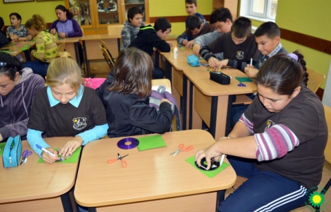 K�zműves tev�kenys�g a k�zdimartonfalvi iskol�ban - A Z�ld Nap Egyes�let csapata okt�ber 31-�n egy �jabb tev�kenys�get vitt el a k�zdimartonfalvi Gimn�ziumba. A r�vid programismertetőt �s j�gt�rőket k�vetően kezdet�t is vette a d�lut�ni program ahol t�bbek k�z�tt r�gi, karcos haszn�lt CD-kből �s sz�nes anyagokb�l kabalafigur�t k�sz�tettek a di�kok. Az esem�nyen k�sz�lt fot�k az egyes�let Facebook oldal�n megtekinthetőek.

A martonfalvi gimn�zium udvar�n k�l�nb�ző mozg�st fejlesztő csapat�p�tő j�t�kokat j�tsz�dhattak az V-VIII oszt�lyos fiatalok. A CD-k ma m�r az informatika pap�rzsebkendői: olcs� �s k�nnyen, gyorsan �rhat� eszk�z�k, amelyeket ugyanolyan k�nnyen �s gyorsan dobunk ki, ha m�r nincs sz�ks�g r�juk. A CD-k 99%-a polikarbon�t, amit sz�mtalan c�lra �jra lehet hasznos�tani. A polikarbon�t (PC) �ltal�ban v�ztiszta, j� optikai tulajdons�gokkal, hő- �s �t�s�ll� k�pess�ggel rendelkező, hőre l�gyul� szerves műanyag. Bizony�ra kevesen tudj�k, hogy az elm�lt �vekben �vente 50 milli�rd lemezt gy�rtottak vil�gszerte.  Ez azt jelenti, hogy a F�ld minden lak�j�ra �venk�nt 8 lemez jut. Ez�rt is tartott�k fontosnak a Z�ld Naposok, hogy a j�t�kokat befejezve ezen adatokat ismertetve a CD-DVD lemezek �jrahasznos�t�s�nak egy rendk�v�l dekorat�v m�dj�t mutass�k be.

A h�tfői rendezv�nyen Silvia Blanco Gonzalez �s Enrique De Paz Miguel, EVS �nk�ntesek, valamint Derzsi Katalin �s R�duly Attila vett r�szt a Z�ld Nap egyes�let r�sz�ről. K�sz�nj�k Kov�cs Be�ta �s Salamon Ferenc pedag�gusoknak a sz�v�lyes fogadtat�st. Az esem�ny t�mogat�ja az Erasmus + program �s a Bethlen G�bor Alapkezelő Zrt.

Fot�: Silvia Blanco Gonzalez