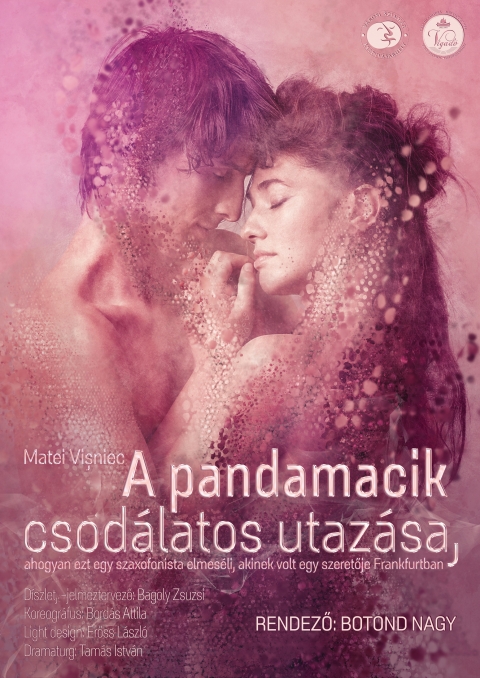 Matei Vișniec: A pandamacik csod�latos utaz�sa, ahogyan ezt egy szaxofonista elmes�li, kinek volt egy szeretője Frankfurtban. - BEMUTAT� - �A pandamacik csod�latos utaz�sa�� egyszerű emberek rem�nyteljes ragaszkod�sair�l, mag�nyt�l val� eszeveszett menek�l�seikről, f�lelmeik �szrev�tlen duzzaszt�s�r�l, mag�nyban �s egyed�ll�tbe t�rt�nő elp�rtol�sukr�l, �sszeoml�sukr�l �s nem utols� sorban a v�ltoz�sukr�l fog mes�lni. A felismer�s pillanat�t szeretn�m lencsev�gre kapni. Az� a felismer�s�t, mikor minden jel arra mutat, hogy valamit nem vesz�nk figyelembe az �let�nkben. Tal�n azokat, akik egyszer megpr�b�ltak szeretni minket. Egyszer, k�tszer, h�szszor, addig am�g teljesen ellehetetlenn�tett�k ezt benn�k.

https://www.kezdi.info/documents/kezdi_info_document_4172.jpg

https://www.facebook.com/events/1739541416367262/

Szeretn�m, ha ez az előad�s egy meleg �lel�s lenne mindazoknak, akik azt hiszik megt�rt benn�k valami. Valami ami mag�nyoss� teszi mindennapjaikat. 
(Botond Nagy)

Szereposzt�s:
P.Magyarosi Imola
Lung L�szl� Zsolt
Barab�s Hunor
Albert Nagy �rs

--------------------------------------------
D�szlet, jelmez: Bagoly Zsuzsi
Coreogr�fia: Bord�s Attila
Light design: Erőss L�szl�
Dramaturg: Tam�s Istv�n
Zenei szerkeszt�s: Nagy Botond
RENDEZŐ: BOTOND NAGY

Jegy�r: 15 lej, di�koknak d�lelőtti előad�s 5 lej

Jegyek előv�telben kaphat�k a Vigad� Művelőd�si H�z k�z�ns�gszolg�lati irod�j�ban, h�tfőtől-cs�t�rt�kig 8-19 �r�ig, p�nteken 8-15 �r�ig, valamint előad�s előtt egy �r�val. Helyfoglal�s a 0267/361-081-es telefonsz�mon vagy az office@varosiszinhaz.ro e-mail c�men lehets�ges.