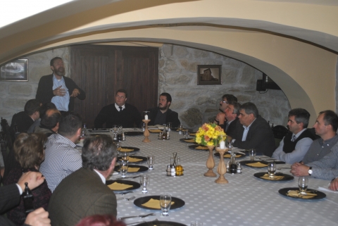 Lelk�sz�rtekezlet a K�zdi-Orbai Reform�tus Egyh�zmegy�ben - ��gy �ljetek, mint akik nem hi�ba kapt�k a kegyelem idej�t�.�
							
Lelk�sz�rtekezlet a K�zdi-Orbai Reform�tus Egyh�zmegy�ben

A Benke �k�ria G�bor �ron terme adott helyet a negyed�vente szervezett egyh�zmegyei lelk�sz�rtekezletnek, p�nteken, november 4-�n.
Bard�cz Csaba, lelk�sz�rtekezleti eln�k k�sz�nt�tte az egybegyűlteket, majd Nagy Istv�n-Zolt�n kommand�i lelkip�sztor hirdette az ig�t P�l apostol II. Korinthusbeli levele 6, 1-10 versek alapj�n, kiemelve a kegyelmi idő jelentős�g�t a mindennapi �letben, a lelkip�sztori szolg�latban, sz�lva az al�zatr�l, a Krisztus melletti ki�ll�sr�l �s b�tors�gr�l.

Istentisztelet ut�n Dr Buzog�ny Dezső teol�giai professzor a reform�ci�r�l tartott �rdekfesz�tő előad�st, m�s szemsz�gből vil�g�tva meg a sokszor f�lret�rgyalt folyamatot az egyh�z t�rt�net�ben. Sz� volt arr�l, hogy mi NEM a reform�ci�: nem hit�j�t�s, mert a hitet nem lehet �j�tani, nem vall�si k�nt�sbe b�jtatott oszt�lyharc, nem a renesz�nsz humanizmus győzelme az egyh�z felett, nem mozgalom. A reform�ci� l�nyege az igehirdet�s. Hozad�ka azonban rengeteg van: az egys�ges magyar irodalmi nyelv kialakul�sa, a Biblia �n�pk�nyvv� lett, ami sokszor az iskolai oktat�sba is beleker�lt, mivel nem voltak nyomtatott k�nyvek, �gy ebből tanult�k a betűvet�st a gyermekek. A XVI. sz�zad v�g�re 250 egyh�zi iskola műk�d�tt Magyarorsz�gon. Addig is voltak iskol�k, de az �tt�r�st az oktat�s rendszeress�, programszerűv� t�tele jelentette.
Előad�s ut�n sz�net, majd az előad�s megbesz�l�se k�vetkezett, melynek sor�n t�bbek k�z�tt m�g sz� esett a kezdeti konziszt�riumokb�l kialakult presbit�riumr�l,(ami, mint egyh�zfegyelmet is gyakorl� test�let csak a XVIII. sz�zadban alakult ki), az ellenreform�ci�r�l, az egyh�zfegyelemről.

Az �rtekezlet v�g�n Bard�cz Csaba eln�k az aktu�lis �gyeket t�rta a jelenlevők el�, majd az egy�ttl�tet a Benke k�ria tulajdonosa �ltal jelentős m�rt�kben t�mogatott �zletes eb�d z�rta.