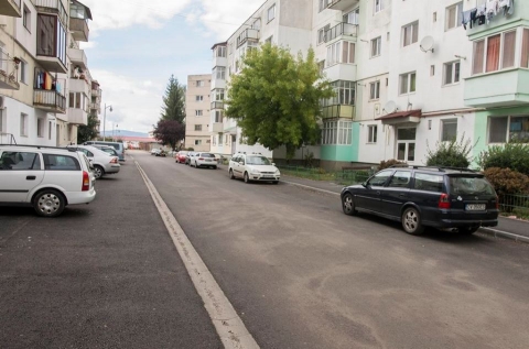 A Szabads�g utca egyir�ny�s�t�s�r�l a V�llalkoz�i Inkub�torh�z előtti r�sztől - Amint arr�l m�r besz�moltunk, egyir�ny�s�tj�k a v�ros egyik leglakottabb negyed�nek utc�j�t, a Szabads�g utc�t. Az egyir�ny�s�t�s fontoss�g�t t�bb lak� is jelezte, szavaz�son dőlt el, hogy mi legyen az utca sorsa. Az utca teljesk�rű fel�j�t�sa a m�lt h�ten fejeződ�tt be, �s b�r az előzetes bejelent�s szerint m�r p�ntektől �letbe kellett volna l�pjen a forgalmirend-v�ltoz�s, az �nkorm�nyzat �gy d�nt�tt, csak azut�n v�lik egyir�ny�va az utca, miut�n az �j utca �t- �s j�rdajav�t�sa is befejeződ�tt. 

Bokor Tibor polg�rmester azt mondta, egy lak� h�vta fel r� a figyelm�t, hogy mivel az �j utc�ban m�g mindig zajlik a munk�lat, reggel �s d�lut�n jelentős torl�d�sok alakulhatnak ki azon a szakaszon, hiszen az �tjav�t�s miatt csak balra lehetne kanyarodni a Szabads�g utca v�g�n. ��gy, m�rlegelve a helyzetet, �s megfogadva a tan�csot, m�g p�r napig a r�gi szab�lyok szerint lehet k�zlekedni a Szabads�g utc�ban. Ez az �llapot azonban csak p�r napig tart, az �j utc�ban ugyanis a v�g�hez k�zeledik a fel�j�t�s� � hangs�lyozta a polg�rmester. �Sokan panaszkodtak arra is, hogy egy-egy mell�kutc�b�l lehetetlen kifordulni aut�val, mert az ott parkol� kisteheraut�k teljesen eltakarj�k a kil�t�st. Erre az a megold�s, hogy �gy fess�k ki a parkol�kat, hogy a kij�ratokn�l tilos legyen meg�llni� � tette hozz� Bokor.

A Szabads�g utca a V�llalkoz�i Inkub�torh�z előtti r�sztől lesz egyir�ny�, a Bertis előtt �s az Inkub�torh�zig mindk�t ir�nyba lehet k�zlekedni, �gy az ottlak�k a t�mbh�zak k�z�tt a D�zsa Gy�rgy utca ir�ny�ba is ki tudnak kanyarodni. A Fecske utc�ban �s az �j utc�ban a forgalmi rend nem v�ltozik.

Fot�: https://www.facebook.com/kezdivasarhely.onkormanyzat