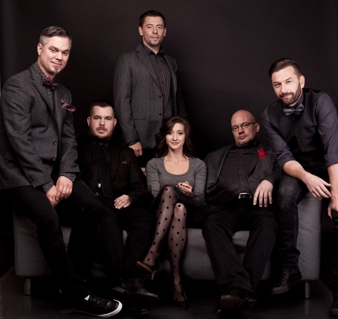 Apno� powerfolk koncert a Koszt�ndi Gal�ri�ban - 2016 november 16-�n, este 21 �r�t�l Apno� koncertre ker�l sor a Koszt�ndi Gal�ri�ban.

Az Apno� műsor�ban egy�ttműk�dik trad�ci� �s innov�ci�, hagyom�ny �s meg�jul�s: a r�giből
�p�tkezik, de mai tartalmakat hordoz. Rock and rollba oltott sűrű cs�rd�s, kuruc funky �s pszichedelikus leg�nyes, sz�z�ves dallamok �s kort�rs t�nczene fon�dik �ssze l�ktető eg�ssz�.

https://www.youtube.com/watch?v=A44u1kTk9j0

A zenekar nem mindennapi hangszerel�sben, erd�lyi von�sband�kat id�ző lend�lettel muzsik�l, st�lusteremtő munk�juk gy�m�lcse val�ban �j, friss műfaj: a �powerfolk�.

https://www.youtube.com/watch?v=si7tNqUZpsc

A folyamatosan �jat �lmod� zenekar a legkisebbeket is a n�pzen�hez csalogatja: gyerekműsorukkal interakt�v n�pzen�s utaz�son keresik Binde b�csi kecsk�it a Dun�nt�lt�l Moldv�ig, �s vissza.

https://www.facebook.com/apnoeband
https://www.facebook.com/events/188357654954490/