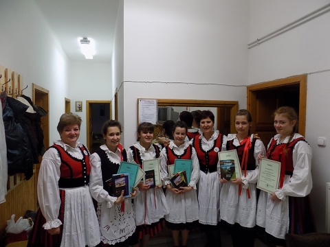 Kaposv�ri Versmond� k�zdiv�s�rhelyi nyertesei - Kaposv�rr�l, a Magyar- Rom�n Bar�ti T�rsas�g 19, Versmond� Verseny�ről, ELSŐ, M�SODIK-D�jakat �s D�CS�RETeket hoztak el (a 9-12.oszt�lyos korcsoportb�l), a K�zdiv�s�rhelyi Bod P�ter Tan�t�k�pzőt k�pviselő, tehets�ges di�kl�nyok!

https://www.kezdi.info/documents/kezdi_info_document_4179.jpg
https://www.kezdi.info/documents/kezdi_info_document_4178.jpg

Ezuttal mondunk h�l�s k�sz�netet Bakk Vit�lis M�ria Kinga vez�rigazgat� asszonynak, hogy seg�tett ezuttal is minket! K�sz�net De�k Magdolna tan�rnőnek a szervez�s�rt, a felk�sz�t�s�k�rt!

https://www.kezdi.info/documents/kezdi_info_document_4177.jpg
https://www.kezdi.info/documents/kezdi_info_document_4176.jpg

A K�zdiv�s�rhelyi Nők Egyes�let�nek nev�ben k�sz�nj�k A Kaposv�ri Magyar-Rom�n Bar�ti T�rsas�g vezetőj�nek, Horv�th Margit eln�knőnek a lehetős�get, a megh�v�st, a lelkes fogadtat�st, a gondoskod�st!

https://www.kezdi.info/documents/kezdi_info_document_4175.jpg
https://www.kezdi.info/documents/kezdi_info_document_4174.jpg

K�sz�nj�k a Torma J�nos k�pviselő �rnak �s kedves csal�dj�nak a sok finoms�got, a szeretetet! K�sz�nj�k a l�nyoknak, hogy v�rosunkat k�pviselt�k �s kimagasl� eredm�nyekkel bizony�tottak!

https://www.kezdi.info/documents/kezdi_info_document_4173.jpg

N�v szerint: Barta No�mi I. d�j, Bod Judit II.d�j, Gy�rgy Kinga d�cs�ret, Bartalis Be�ta d�cs�ret �s Osv�th Anita r�szv�teli oklev�l!

A sz�p eredm�nyek mellett, felejthetetlen �lm�nyekket gazdagodtunk!
F�l�p Magdolna �s Biszak Enikő