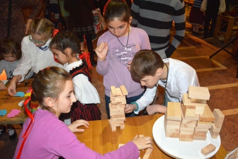 Z�ld Nap stand a XXVIII-ik N�pzene- �s n�pt�nctal�lkoz�n - A H�romsz�k T�ncegy�ttes �s a Lajtha L�szl� Alap�tv�ny szervez�s�ben a h�tv�g�n megszervezt�k a XXVIII. N�pzene- �s n�pt�nctal�lkoz�t. Vas�rnap a gyerekprogramok is helyet kaptak a sepsiszentgy�rgyi Tam�si �ron Sz�nh�z előter�ben, ahol a Guzsalyas Alap�tv�ny, a Bodvaj Egyes�let tev�kenys�gei mellett a Z�ld Nap Egyes�let k�l�nb�ző programokkal v�rta a kicsiket. A rendezv�nyen k�sz�lt fot�k megtekinthetők a szervezet Facebook oldal�n!

Akik felkerest�k a Z�ld Nap standot kitűnően sz�rakoztak, kreativit�suknak adva teret. A d�lelőtt folyam�n nagy n�pszerűs�gnek �rvendtek a logikai �s k�szs�gfejlesztő j�t�kok, a kukacos t�rsasj�t�k, a k�l�nb�ző faj�t�kok, a kirak�sok �s a sz�nezők is. A z�ldnaposok a felnőttekre is gondolv�n a k�rnyezettudatos j�t�kok mellett tan�csad�ssal, a leg�jabb kiadv�nyok ismertet�s�vel �s az Eur�pai �nk�ntes Szolg�lat (EVS) n�pszerűs�t�s�vel v�rt�k a jelenl�vőket. T�bbek k�z�tt itt volt lehetős�g a trimeszterenk�nt megjelenő Z�ld Napok �js�g leg�jabb p�ld�ny�t is lapozgatni.

Szerző: R�duly Attila

Fot�: Mih�ly Szil�rd