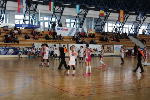 Kos�rlabda h�tv�ge: KSE - Bega Temesv�r - Rapid Bukarest - VSK Cs�kszereda - J�szv�s�ri Unirea - 2016, november 19, szombat - KSE - Bega Temesv�r U14 l�nyok - 7-ik fordul�
A h�tv�g�n itthon m�rkőztek meg l�nyaink a c�mv�dő Bega Temesv�r csapat�val. Neh�z �s erős fizikai ellenfel�nk m�r az első percekben bebizony�totta ki az �r a p�ly�n. Helyenk�nt j�l teljes�tett csapatunk �s kitart�an k�zd�tt�k v�gig a m�rkőz�st. Gratula l�nyok!

V�geredm�ny: 29-56 (5-18, 5-12, 12-14, 6-12)
J�t�kosok: Bandi Fruzsina, S�s Johanna, Szigeti Zsanett, Bandi Blanka, L�n�rt Andrea, Ardelean Rebeka, Kozm�n Kriszta, Balas Diana, Susarenco Ana, Gherasim Raluca, Tuchilus Kriszta, Ol�h Zsanett. Edző: Farkas Alp�r.

2016, november 20, vas�rnap - KSE - Bukarest-i Rapid - Felnőtt női Liga 1
Kiss� megilletődve kezdett csapatunk a tavaly m�g Nemzeti Lig�s bukarestiek ellen �s ennek az lett az eredm�nye, hogy a felelőtlen�l eladott passzokat ellenfel�nk k�nnyen kihaszn�lta, �gy az első negyed v�g�re 14 pontos előnyre tettek szert. A m�sodik negyedtől Kolarevic mester rendezte a sorokat b�trabban, eredm�nyesebben kezdt�nk t�madni, a t�voli dob�sok is kezdtek betal�lni �s a tal�lkoz� kiegyens�lyoz�dott. A harmadik negyedtől csapatunk husz�ros hajr�ba kezdett, a k�l�nbs�g egyre cs�kkent a tabell�n, egy adott ponton 5 pontra megk�zel�tett�k a neves ellenfel�nket, �m az utols� percekben csak a rutinosabb főv�rosiak ker�ltek f�l�nybe. Tal�n ha az elej�től b�trabban j�tszunk, akkor ma meg is verhett�k volna a Rapidot.

V�geredm�ny: KSE - Bukarest-i Rapid 66-78 (8-26; 22-17; 20-18; 16-17)
KSE: Kov�cs 15(2x3)p, Debreczi 9p, Voloncs 2p, K�szoni, Biszak 9(1x3 )p, Incze 18(1x3)p, Csurulya 13(3x3)p, Bartok, Csillag, Ist�k, Fej�r, Rendy,. Edző Ljubomir Kolarevic.
Rapid: Ticu M 19p, Diaconu (Stanici) Fl 17p(1x3), Burlacova (1x3), Bejan 11, Matei R 10p, Coautu 4p, Vlad 2p, Hurmuz 2p, Lovasz, Pantazi, Bucelea. Edző Dan Militaru.

U13 fiuk KSE - VSK Cs�kszereda 33-14 (11-2; 6-3; 7-5; 7-4)
KSE: Forr� 6p, Horv�th 6, Majai 5, L�n�rt 5, Orb�n 4, Moldovai 2, Bodor 2, Knott 2p, Szab� 1, Fandel, Krisan, Simon. Edzők Minescu I, Gazda Sz.
U16 fiuk KSE - J�szv�s�r-i Unirea 45-54 (9-9; 14-20; 16-10; 6-15)