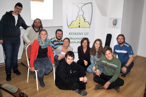 Keskeny utas k�pz�s: Az Istennel �lni lehet �s az j� jelige jegy�ben - A Keskeny utas fesztiv�lmisszi�s csoport, a 2017-es �vre felk�sz�tő, első nagy k�pz�s�t - a bev�lt szok�s szerint - Sz�kelyf�ld�n tartotta. Tekintettel arra, hogy az a k�t fesztiv�l, a Tusv�nyos �s az EMI t�bor, ahol a Keskeny �t jelen van, Sz�kelyf�ld�n kapnak helyet, a k�pz�seket is e v�rosok k�zel�ben tartjuk. 

November 11-�n 14 �r�t�l volt a gy�lekező Ikafalv�n, ahol az Ikafalvi Reform�tus Egyh�zk�zs�g �ltal elind�tott R�d is sz�ks�g van elnevez�sű fogyat�kosoknak sz�l� program keret�ben az �nk�nteseink egy kis betekint�st nyerhettek a k�l�nf�le speci�lis adotts�ggal �lők vil�g�ba. Ezt k�vetően a c�hes v�rosba gyűltek �ssze az �nk�ntesek, ahol első nekifut�sra egym�ssal �s a feladattal ismerkedhettek meg.

https://www.kezdi.info/documents/kezdi_info_document_4182.jpg

A m�snapi igei alapoz�st Ruszka S�ndor helybeli reform�tus lelkip�sztor tartotta, majd a Bard�cz T�mea �s Kocsis Andr�s �ltal vezetett csapat �sszehangol� tr�ning k�vetkezett. A tr�ning sor�n egym�s adotts�gain t�l, a saj�t magunk k�pess�geivel is megismerkedhett�nk. D�lut�n Bard�cz Csab�nak, a misszi� alap�t�j�nak vezet�s�vel a Keskeny utas m�dszerek t�r�ba nyerhettek betekint�st az �j csapattagok. Ezt k�vetően, - ugyan laborat�riumi k�r�lm�nyek k�z�tt, - a m�ly v�zbe ugr�s k�vetkezett, mert szitu�ci�s j�t�kokkal azt modellezt�k, hogy milyen helyzetek fordulhatnak elő ��les bevet�sen�. Az esti programot az �nektanul�s t�lt�tte ki. Mindannyian megtanultuk a csapat �ltal �ssze�ll�tott Keskeny utas �nekes f�zet dalait hangszerk�s�rettel, k�l�n figyelmet szentelve a tusv�nyosi sl�gernek sz�m�t� �Valamikor kint a nagyvil�gban� kezdetű �neknek.

https://www.kezdi.info/documents/kezdi_info_document_4180.jpg

Az �rnapj�t term�szetesen istentiszteleten val� r�szv�tellel ind�tottuk, majd a j�vőre bevezetendő �tleteket gyűjt�tt�k �ssze, b�zva abba, hogy a j� Isten erőt is ad azok kivitelez�s�hez. A ki�rt�kel�s ut�n mindannyian haza utaztunk, abban a rem�nyben, hogy m�g ebben az �vben Kolozsv�ron �jra, �s �jabb tagokkal bőv�lve tal�lkozni fogunk. B�zunk abba, hogy az előtt�nk �ll� misszi�s �vben is megtal�ljuk a hangot, �s a m�dszereket, amikkel a fesztiv�loz�kat meg tudjuk sz�l�tani, �s abban is rem�nyked�nk, hogy a L�lek azt az �zenetet is r�nk b�zza, amit nek�nk a Keskeny �t s�torba bet�rőknek tov�bb�tanunk kell.

A Keskeny �t �kumenikus fesztiv�lmisszi� Sajt�szolg�lata