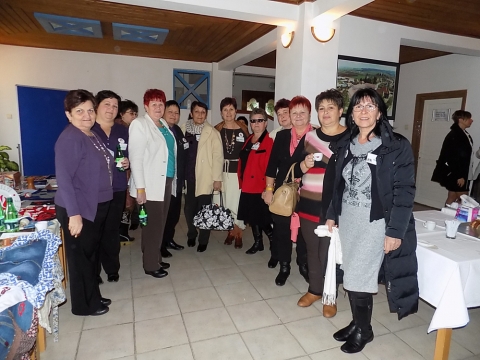 VI. Cs�ksomly�i L�ny �s Asszonytal�lkoz� - Mindig �gy �rezz�k, hogy kicsit hazaj�tt�nk Cs�ksomly�ra!
Mott�: �Az �let szeretet- add �t magad!�(Ter�z anya)Szervező: az �radat egyes�let- �Egym�s�rt� program női szervező csapata
T�ma: �Az �let női oldala�
VI. Cs�ksomly�i L�ny �s Asszonytal�lkoz�

https://www.kezdi.info/documents/kezdi_info_document_4183.jpg

200 r�sztvevő, hatalmas pozit�v energi�val rendelkező l�ny-asszony adta �t egym�snak gondolatait,osztotta meg �rz�seit, t�lt�tt�k fel egym�s akuit egy �vre! 

Imm�r VI. alkalommal v�rtunk a megh�v�sra SIm� Irma pszihol�gus, az �radat egyes�let szakmai vezetője, bar�tunk r�sz�ről, �s most �r�mmel mes�lhetj�k m�r a maradand�, felejthetelen �lm�nyeinket!

https://www.kezdi.info/documents/kezdi_info_document_4185.jpg

https://www.kezdi.info/documents/kezdi_info_document_4186.jpg

Czenczer Jol�n, lelkigondoz�, az Egym�s�rt program felelőse nyitotta meg a tal�lkoz�t �s k�sz�nt�tte a jelenl�vőket.

https://www.kezdi.info/documents/kezdi_info_document_4187.jpg

Sim� Irma, pszichol�gus, ment�lhigi�n�s szakember, műv�szetterapeuta, az �radat egyes�let szakmai vezetője- �Női �sv�nyek az �let szolg�lat�ban��c�mmel tartott sz�vhez sz�l� előad�st.

Urb�n Erik ferences szerzetes'Tal�lkoz�sok �s belső d�nt�sek� c�mű előad�sa pillanatk�peket villantott meg Edith Stein �let�ből.

https://www.kezdi.info/documents/kezdi_info_document_4188.jpg

https://www.kezdi.info/documents/kezdi_info_document_4189.jpg

dr. Bir� Ibolya, bőr-�s nemigy�gy�sz főorvos, szexol�gus, pszicho-genetikus tan�csad�-� A nő eg�szs�gmegőrző szerepe a csal�dban� c�mű előad�sa nagyon hasznos �s �rdekes volt!

A tal�lkoz� egyik f�nypontja a Bar�th �va �ltal vezetett- B�k�scsabai- N�pi D�sz�tőműv�sz Szakk�r - bemutatkoz�ja �s kom�di-n�pih�mz�sű egyedi ruh�k Divatbemutat�ja volt!

Ezut�n a nagyszerű t�m�j�,- nagyszerű szakemberek �ltal vezetett- m�helymunk�k k�vetkeztek, termekre osztva a jelenl�vőket. Ezekre mindig szeretettel megy�nk, gondolunk, hisz mindannyian itt bontakozunk ki, mondjuk el őszinte vallom�sainkat, �rz�seinket, legbelsőbb pozit�v �s negat�v tapasztalatainkat osztjuk meg asszonyt�rsainkkal.

https://www.kezdi.info/documents/kezdi_info_document_4191.jpg

https://www.kezdi.info/documents/kezdi_info_document_4192.jpg

https://www.kezdi.info/documents/kezdi_info_document_4193.jpg

https://www.kezdi.info/documents/kezdi_info_document_4194.jpg

Ez�rt tűnik �gy,mintha m�r �vek �ta �sszetartozn�nk, ismern�nk egym�st! Itt v�lt�dnak gondolatok, sz�vődnek bar�ts�gok, k�tődnek ismerets�gek!

A Jakab Antal H�z nagy term�ben m�r alig f�r�nk el,hisz �vről -�vre sokasodunk, hisz van ennek a szent helynek egy var�zsa, misztikuma, ami idevonz, ami megnyit, ami rabul ejt, ami erőt ad!

A tal�lkoz� a m�helymunk�k ki�rt�kel�s�vel �rt v�get!
Nem lett volna teljes az egy�ttl�t a z�r� Szentmise n�lk�l, ami a Kegytemplomban, �rp�dh�zi Szent Erzs�bet �nnep�re cerebr�ltak!

https://www.kezdi.info/documents/kezdi_info_document_4195.jpg

Mi a K�zdiv�s�rhelyi Nők Egyes�lete r�sz�ről 18-an j�tt�nk, l�ttunk, győzt�nk! K�sz�n�m, hogy ott voltatok!

K�sz�nj�k a főszervezőknek ezt a felejthetetlen napot! Hoztunk is, adtunk is energi�t ami kitart a k�vetkező tal�lkoz�ig!

Letett�k neh�z k�veinket az egyh�zi �v v�g�n!
Viszontl�t�sra 2017-ben! 

F�l�p Magdolna, K�zdiv�s�rhely.