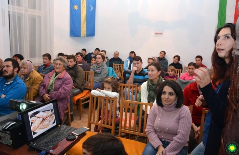 Spanyol t�rs�gekkel ismerkedtek az ikafalviak - November 16-�n az ikafalvi k�z�ss�gnek lehetős�ge ad�dott, hogy jobban megismerhesse Spanyolorsz�g k�t r�gi�j�t Castilla y Le�nt �s Galici�t. A rendezv�ny 18 �rakor vette kezdet�t, kint fagypont alatti volt a hőm�rs�klet, bent a melegben pedig olyan sztereot�pi�kat győzt�nk le az orsz�gr�l, mint p�ld�ul a paella (region�lis eredetű �tel), az eg�sz �vben tart� meleg vagy a sokak �ltal ismert flamenco t�nc.
 
A rendezv�nyről k�sz�lt fot�k megtekinthetők a szervezet Facebook oldal�n!
 
A mintegy �tven r�sztvevő a Z�ld Nap Egyes�let EVS �nk�nteseinek k�sz�nhetően tal�lkozhatott virtu�lisan azokkal a turisztikai l�tv�nyoss�gokkal, amelyek nem annyira ismertek, de ann�l szebbek. A sztereot�pi�k lerombol�sa ut�n, Gal�ci�t az Atlanti �ce�nt k�r�lvevő t�rs�get mutatta be Silvia Blanco Gonzalez a Let`s Move (Mozogjunk) projekt �nk�ntese, ahol a haj�z�s �s a hal�szat jelenti a gazdas�gi fenntarthat�s�got. Ezt k�vetően Silvia a gasztron�mi�ra t�rt r�, aki igencsak meglepte a helyb�lieket azzal, hogy az ő fő eledel�k a polip. Ugyanakkor az előad�sban helyet kaptak a k�l�nb�ző alkoholos k�l�nlegess�gek, az �dess�gek mint p�ld�ul a h�res Compostella torta, melyet az El Camino zar�ndok�t tett h�ress� �s fő alapanyaga a mandula.
A szerdai vet�tettk�pes bemutat� m�sodik fel�től Enrique De Paz vette �t a főszerepet, aki az orsz�g legnagyobb t�rs�g�t Castilla y Le�n ismertette meg a jelenlevőkkel kiemelve a Segoviaia v�z �p�tm�nyt �s a Gullon kekszet, amely t�bb h�romsz�ki �zletben is megtal�lhat�. A t�bb mint egy �r�s interkultur�lis estet Derzsi Katalin a szervezet tagja tolm�csolta, mely a spanyol omlett, a Santiago de Compostela�s torta valamint egy poh�r meleg tea elfogyaszt�s�val fejeződ�tt be.
A rendezv�ny lehetős�g�t az Erasmus+ program biztos�totta, a bar�ts�gos fogadtat�st pedig Bard�cz Csaba lelkip�sztor.
 
Szerző �s fot�: R�duly Attila
