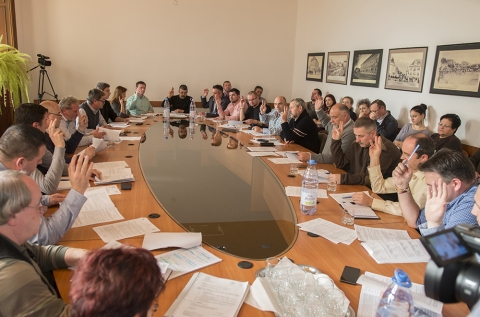 K�zdiv�s�rhely Helyi Tan�cs�nak soros �l�se - �jra leadj�k a Kasz�rnya fel�j�t�s�ra sz�nt p�ly�zatot

Kiv�telesen november 23-�n, szerd�n tartotta soros �l�s�t K�zdiv�s�rhely Helyi Tan�csa, a v�ltoztat�sra az�rt volt sz�ks�g, mert a Kasz�rnya �p�let�nek fel�j�t�s�ra ir�nyul� p�ly�zat iratcsom�j�r�l mihamarabb d�nteni kellett. Az �sszeh�v�ban előterjesztett kilenc napirendi pont tov�bbi k�t napirendi ponttal eg�sz�lt ki, �gy tizenegy k�rd�sben hoztak d�nt�st a v�rosaty�k. 

A v�ros k�lts�gvet�s�nek m�dos�t�s�n�l Bokor Tibor polg�rmester elmondta: 169.890 lejjel n�vekszik a bev�teli r�sz, ebből jelentősebb �sszeg, azaz 100.000 lej a Gosp-Com Kft.-nek megy a szolg�ltat�sok kifizet�s�re, de kieg�sz�tik a kultur�lis- �s sportint�zm�nyek k�z�zemi d�jainak kifizet�s�t is, erre 63.000 lejt k�l�n�tettek el. A tan�gynek 23.000 lej, szoci�lis kiad�sokra 25.000 lej, a Minorita rendh�z p�ly�zati kieg�sz�t�s�re 25.000 lej, a G�bor �ron Oktat�si K�zpont v�ztorny�nak v�ztart�lly� val� alak�t�s�ra 20.000 lejt sz�nnak. A negyed�vi p�nz�gyi m�rleg szavaz�s�n�l kider�lt, hogy a betervezett j�vedelmet 91 sz�zal�kban siker�lt teljes�tenie az �nkorm�nyzatnak, a betervezett kifizet�sekn�l pedig 71 sz�zal�kot, ami abb�l ad�dik, hogy sem a Vas�t utc�ra, sem a V�g�h�d utc�ra nem tudtak p�nzt k�lteni, mert a c�gek semmilyen beruh�z�st nem eszk�z�ltek az eml�tett utc�kban. A polg�rmester kiemelte: a j� h�r az, hogy lej�rt a Vas�t utc�ra k�t�tt szerződ�s, �gy �jra ki�rhatj�k a licitet az utca jav�t�s�ra, �s a V�g�h�d utca �gy�ben is d�nt�tt a b�r�s�g, �gy a k�zbeszerz�st megnyerő c�g tavasszal ott is elkezdheti a munk�latot. A harmadik �s negyedik napirendi pontban a Kasz�rnya �p�let�nek fel�j�t�s�ra leadand� p�ly�zatr�l d�nt�ttek, j�v�hagyt�k a v�lem�nyez�si dokument�ci�t �s a p�ly�zati k�lts�geket. 

Az �t�dik pontot G�l Elem�r L�szl� tan�csos kezdem�nyezte, �s k�rte a t�mbh�znegyedekben l�trehozott fizetős parkol�k b�rleti d�j�t �vi 120 lejről 70 lejre cs�kkenteni. A v�rosaty�k t�bbs�ge ezt leszavazta, azzal a megjegyz�ssel, hogy a parkol�k b�rl�se nem k�telező, teh�t csak annak kell kifizetnie, aki ig�nyli. Derzsi Gyula alpolg�rmester hozz�tette: imm�r �t �ve ő vesz r�szt a parkol�k licitt�rgyal�sain, �s az �t �v alatt egyetlen aut�s sem jelezte, hogy soknak tartja az �sszeget, sőt, mindig t�ljelentkez�s van a helyekre. 

A k�vetkező h�rom napirendben egy Fecske utcai t�mbh�zlak�s �s egy Fortyog� utcai ter�let kataszteri iratcsom�j�t fogadt�k el, majd j�v�hagyt�k az �vezeti v�rosrendez�si tervet a Feh�rmartok utc�ra. A kilencedik napirendi pontot Ily�s Botond tan�csos terjesztette elő, �s k�rte a Torja fel� vezető �t utols� előtti utc�j�nak Dobolyi Alad�r utc�ra val� keresztel�s�t. A tervezetet egyhang�lag elfogadta a v�rosi tan�cs. 

Az utols� k�t pont s�rgőss�ggel ker�lt a hat�rozattervezetek k�z�. A tizedik pont a faelad�st c�lozta, mivel v�ltozott a fakitermel�st szab�lyoz� m�dszertan, �gy a 2017-es kitermel�sről kellett d�ntenie a v�rosaty�knak. Utols� pontk�nt a V�g�h�d utca jav�t�s�nak r�szletes k�lts�geit szavazt�k meg.
