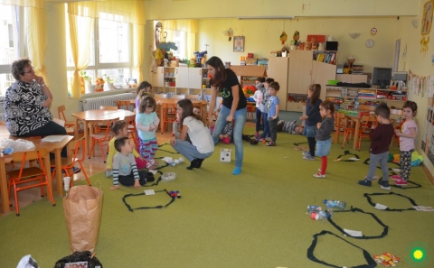 Szelekt�v hullad�kgyűjt�sről tanultak - rendezv�nyen k�sz�lt fot�k megtekinthetőek az egyes�let Facebook oldal�n.

Az esem�ny fő c�lja a szelekt�v hullad�kgyűjt�s tudatos�t�sa volt az ovisok k�r�ben. Ma m�g mindig nagy mennyis�gű hasznos�that� anyag ker�l a kuk�kba, melyek jobb helyen lenn�nek a szelekt�v hullad�kgyűjtő szigeteken, mert �gy biztos�tott a hasznos�t�suk. A szerda reggeli interakt�v program a 'Let`s recycling' t�rsasj�t�k bemutat�s�val �s ismertet�s�vel kezdőd�tt, melyet a 'Let`s Move' (Mozogjunk) projekt EVS �nk�ntesei k�sz�tettek el. A t�rsasj�t�k sor�n egy előre kialak�tott p�ly�n kellett v�gig haladniuk a gyerekeknek dob�kocka seg�ts�g�vel. P�rokat alak�tva, az egyik ovis volt a j�t�k b�b�ja, a m�sik meg a dob� �s a v�grehajt�.

A d�lelőtti tev�kenys�g sor�n a cs�pps�gek k�zelebb ker�ltek a szelekt�v hullad�kgyűjt�s fogalm�hoz �s tudatosult benn�k annak fontoss�ga. A legjobb hullad�k a 'nem keletkező hullad�k', a hullad�khegyek cs�kkent�se mindannyiunk feladata �s felelőss�ge, amit csak k�z�s erőfesz�t�ssel tudunk el�rni. Az egyes�let csapata k�sz�ni a Cserei Izabella �v�n�ninek a sz�ves fogadtat�s�t.

T�mogat�: Erasmus plusz program �s a Bethlen G�bor Alapkezelő Zrt.

Szerző: R�duly Attila