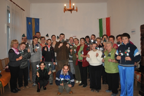 R�d is sz�ks�g van! - Teljes�tett pr�bat�tel - A �R�d is sz�ks�g van!� rendezv�nysorozat keret�ben, november 24-�n p�nteken, 14 �rai kezdettel az ikafalvi Művelőd�si Otthon imaterm�ben sor ker�lt a negyedik pr�bat�telre, arra a tev�kenys�gre, amikor a r�szvevők, az az a �mesehős�k� d�szes, �kszeres Mikul�s csizm�csk�kat k�sz�tettek nagy lelkesed�ssel, odaad�ssal. Sz�p piros filc anyagb�l sablon seg�ts�g�vel megrajzolt�k, majd kiszabt�k a csizm�t. Sz�nes kell�kekkel, mint csipke, zsin�r, gy�ngy kid�sz�tett�k �s �sszevarrt�k. A k�sz munk�kat a kincses l�d�ba tett�k. A tev�kenys�get �rdekes hangulatold� j�t�k előzte meg �s szeretetvend�gs�g z�rta. 

M�snap november 26-�n szombaton ugyancsak 14 �rai kezdettel az �t�dik pr�bat�tel k�vetkezett. �rdekes �s hangulatos volt a bevezető, �nekes �s mozg�sos j�t�k, �s a kapcsolatunkat, egym�sra utalts�gunkat szimboliz�l� z�ldzsin�ros gyakorlat is. Vid�man �s j� kedvvel fogtunk neki a munk�nak, ami ez�ttal kar�csonyfa k�sz�t�sz volt filcből. Sz�p munk�k ker�ltek ki a szorgos kezek al�l. 

https://www.kezdi.info/documents/kezdi_info_document_4203.jpg

�sszegezve az �t alkalom hozad�k�t 20 darab mer�tett gyertya, 93 darab levendul�s p�rna, 31 darab aj�nd�kszatyor, 31 darab mikul�s csizma, 40 darab filc kar�csonyfa k�sz�lt. A sok sz�p k�zműves term�k beker�lt a kincses l�d�ba, de nem �ll� kincsnek, hanem megv�s�rolhat� aj�nd�knak, eml�knek. Dics�ret a munk�soknak �s seg�tőiknek, �s h�l�s k�sz�net a programfelelősnek �s az �nk�nteseknek. Rendezv�nysorozatunk nem j�hetett volna l�tre a Diak�nia Kereszty�n Alap�tv�ny Sepsiszentgy�rgyi Fi�k, �risz H�z, a HEKS �s a Diakonie Austria seg�lyszervezetek t�mogat�sa n�lk�l.

Nagyol�h Ilona
ikafalvi nyugd�jas tan�t�nő

https://www.kezdi.info/documents/kezdi_info_document_4202.jpg