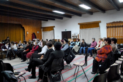 Kez�nkben, sz�v�nkben a csillag �s a l�ng - adventi �nnepl�s Sz�kelytam�sfalv�n - Advent első vas�rnapja, 2016. november 27, sokunk sz�m�ra eg�sz napos �nnep volt. D�lelőtt ki-ki a faluj�ban, d�lut�n Sz�kelytam�sfalv�n �nnepelt. A kinti szemerk�lő novemberi felhős �g� egy sz�p meleg vil�gos �otthonba� h�vtak be, ahol telt h�zzal v�rt a tam�sfalvi gy�lekezet, melynek lelkip�sztora, Hegy Istv�n �dv�z�lte a megh�vottakat �s adventi egy�tt �nnepl�sre sz�l�tott. 

https://www.kezdi.info/documents/kezdi_info_document_4206.jpg

A rendezv�ny istentisztelettel kezdőd�tt. Orb�n Judit lelk�sznő Luk�cs evang�lium�b�l M�ria �s M�rta p�ld�zat�val buzd�tott az akt�v v�rakoz�sra, r�hangol�dva a csod�ra, arra, hogy felgy�ljon a gyertya f�nye mellett sz�v�nkben a hit l�ngja, mely k�pess� tesz benn�nket a szeretetteljes el- �s befogad�sra. Ezt k�vetően a helyb�li iskol�sok sz�p adventi műsort mutattak be Tusa Jol�n tan�t�nő ir�ny�t�s�val. Meghat� jelenetet mutattak be a gyerekek. A szeretet csod�kra k�pes csak be kell engedni. A kar�csonyi j�szolt sz�v�nk meleg�vel b�lelj�k ki �s ne engedj�k kihűlni. Dics�ret �s k�sz�net a gyermekeknek, akik osztogatt�k a l�ngot, szavakkal, dallamokkal, sz�nekkel �s gyerty�kkal. K�sz�net az asszonyoknak, akik finom s�tem�nyekkel k�n�ltak mindenkit. Ezut�n a gy�lekezeti �s gyermek k�z�ss�g �tadta a helyet a K�zdi-Orbai Reform�tus Egyh�zmegye Nősz�vets�ge eln�ki h�laad� �vz�r� gyűl�s�nek.
Beke Bor�ka lelk�sznő egyszerű, de sokat mond� tanuls�gos j�t�kkal vezette be a tev�kenys�get. Az egyenlő oldal� h�romsz�g ment�n felsorakoz� negyven asszony nemcsak egy zsin�rral, hanem a szeretet fonal�val volt �sszek�tve abban a helyzetben is. Bard�cz T�mea eln�knő a tov�bbiakban besz�mol�t tartott a nősz�vets�g p�nz�gyi helyzet�ről. Ezt k�vetően kivet�tett k�pekkel illusztr�lta interakt�v m�don, mutatta be a 2016-os nősz�vets�gi esem�nyeket. Nagyon gazdag v�ltozatos eredm�nyes ki�rt�kelő volt. Kiemelkedő esem�ny ezek k�z�l a h�rom szakaszos K�zdiv�s�rhelyen megtartott Munkat�rsk�pző volt. Sokan r�szes�ltek dics�retben elismer�sben, a Sz�rcsei nősz�vets�g t�bb rendezv�nynek is h�zigazd�ja volt. H�laad� versk�nt elhangzott: T�rmezei Erzs�bet � H�l�s vagyok c�mű verse. A jelenl�vők ism�telten megh�v�st kaptak a december 3-�n K�zdiv�s�rhelyen tartand� K�rp�tmedencei Imanapra, ahol tiszt�j�t�s is lesz.

https://www.kezdi.info/documents/kezdi_info_document_4204.jpg

A tam�sfalvi asszonyok finom kin�lm�ci�j�val, aj�nd�koz�s�val �rt v�get a rendezv�ny. Kez�nkben k�zműves gyerty�s csillagot, sz�v�nkben pedig a betlehemi csillagot �s l�ngot tűzt�k azon a napon, de nem az�rt, hogy ott tartsuk, hanem az�rt, hogy tov�bb osszunk belőle, hiszen a szeretet min�l t�bb fel� oszt�dik, nem fogy el, hanem t�bb lesz belőle.

Nagyol�h Ilona nyugd�jas tan�t�nő