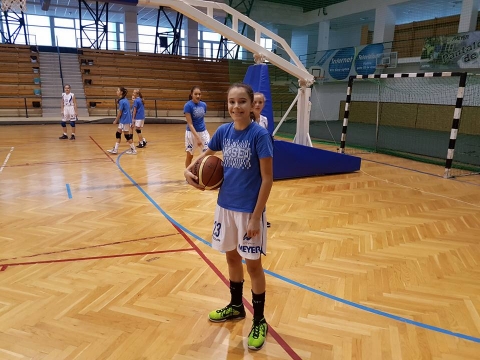 Kos�rlabda U14 l�nyok NMG győzelem, U18 l�nyok - NMSK k�zdelem - 2016, december 2-�n, p�nteken U14 l�nyok - 8. fordul�
A heti plusz edz�sek meghozt�k a v�rt eredm�nyt. Legyőzt�k Nagyb�ny�t. Az ide�lis helyzet az lett volna ha siker�l 13 ponttal nyerni, �gy biztos 3. helyről jutottunk volna az előd�ntőbe. De nem maradt m�s h�tra, mint hogy december 17-�n, itthoni p�ly�n, Kolozsv�r ellen kell győzni. Ellenkező esetben a 4-ik helyről megy�nk az előd�ntő csoportba.

A Banya elleni m�rkőz�s j� iramban kezdőd�tt. Szigeti Zsanett 10 pontja az első negyedben eld�nt�tte a győztes kil�t�t. Tal�n kiss� figyelmesebben a v�dekez�s utols� m�sodperceiben m�g nagyobb előnyt is magunknak tudhattunk volna a negyed v�g�n (18-15). A m�sodik negyedben sok egy�ni hiba cs�szott be. Nehezen tal�ltak magukra a l�nyaink el is vesz�tve a negyedet 14-16 ar�nyba. A f�lidő ut�n K�zdi motiv�ltan �llt p�ly�ra �s elkezdte termelni sorra a kosarakat, főleg Kozm�n Kriszta (17pont) j� t�mad� j�t�k�nak k�sz�nhetően �s a gyors let�mad�sok v�geredm�nyek�nt 23-15 nyert�k a negyedet. A v�gső hajr�ban mindk�t csapat kezdett f�radni �s kevesebb sikeres kosarat l�thattunk. A győztes kil�te m�r eldőltnek l�tszott, a k�rd�s csak a k�l�nbs�g volt. A v�g�re tal�n egy kis szerencs�vel meg is lett volna a 13 pont, de egy szem�lyi fault �s egy eladott labda megakad�lyozott benn�nket, hogy nagyobb k�l�nbs�ggel z�rjuk a m�rkőz�st. �sszegezve egy j� j�t�kot l�thattunk a Nagy M�zes csapat�t�l �s ez biztat� a j�vőre n�zve.
Gratul�lok l�nyok, j� �ton vagyunk. Hajr� NMG!
V�geredm�ny: 67-57

Pontszerzők �s csapatunk tagjai: Bandi Fruzsina 3p, L�n�rt Andrea, S�s Johanna, Szigeti Zsanett 12p, Bandi Blanka 9p, Marti Kriszta, Kozm�n Kriszta 30p, Gherasim Raluca, Susarenco Ana Maria 4p, Tuchilus Kriszta 2p, Balas Diana 5p, Ol�h Zsanett. Edző: Farkas Alp�r

2016, december 3-�n, szombaton - U18 l�nyok - NMSK - CSU Olimpia Brass� 56-64 (19-16;16-20;13-15: 8-13)

Egy roppant izgalmas m�rkőz�sen, l�tv�nyos j�t�kkal rukkolt elő csapatunk, �m a befejez�ssel ez�ttal ad�sok maradtak a l�nyok. Mindhi�ba a remek�l kidolgozott helyzetek, ha a dob�sok szerre kip�r�gnek a gyűrűből. A k�l�nben v�gig eg�l m�rkőz�sen az utols� negyed k�zep�n 5-5 szem�lyi miatt k�nnyed�n kispadra ker�lt Biszak Bogi �s Volloncs Orsolya hi�nya sokat nyomott a latban. A t�loldalon a cs�csform�ban j�tsz� Maria Ferariu (33 pont) meg�ll�thatatlannak bizonyult �s a v�gj�t�kban egymaga győzelemre vitte csapat�t. Az alapszakasz utols� előtti fordul�j�ban a j�vő szombaton az NMSK csapata Sepsiszentgy�rgyre l�togat, ahol a helyi ISK ellen j�tsza a h�romsz�ki rangad�t.

NMSK: Kov�cs 15(3)p, Csurulya 15(3)p, Biszak 7p, Bartok 6p, Voloncs 5p, Incze 4p, Czimbalmos 4p, Fej�r, Csillag, Rendy, Csiki, Ist�k.
CSU Brass�: Ferariu 33(6)p, Al Ash Hab 15p, Brezoi 4p, Rusu 4, Pop 4, Chirila, Petrescu, Brezan, Candea, Marinescu, Serban.