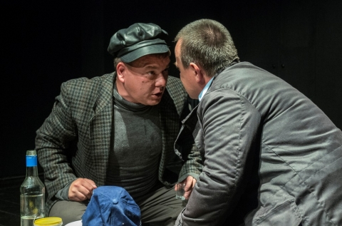 Kiss Csaba: Skandin�v lott� - Kiss Csaba marosv�s�rhelyi sz�rmaz�s�, Magyarorsz�gon �lő dr�ma�r� �s rendező a Skandin�v lott� c�mű v�gj�t�k�ban egy val�s t�rt�netet, a skandin�v lott� főnyerem�ny�t megnyerő h�zasp�r �let�nek fordul�pontj�t mes�li el �s gondolja tov�bb egy olyan vil�gban, ahol a szerencse k�nnyen jelenthet balszerencs�t.

A Kolcs�r J�zsef �ltal rendezett előad�sban a j�t�k ker�l előt�rbe. Ez a j�t�k azonban a neh�zs�gből, a f�jdalomb�l �s s�t�ts�gből ered. Mert hi�ba hullik az �l�nkbe a szerencse, ha �rzelmileg nem �llunk k�szen arra, hogy boldogok legy�nk. Az előad�sban a kisszerű emberek d�nt�sk�ptelens�ge, telhetetlens�ge �s haszonleső magatart�sa kimer�thetetlen lehetős�get k�n�l a komikus helyzetekre. K�rd�s csak az, hogy vajon a 21. sz�zadban is van megold�sa a konfliktushelyzeteknek, pozit�v kimenetele a boldogs�gkeres�s�nknek?

Szereplők:
Kiss L�szl� 
Polg�r Emilia 
Lung L�szl� Zsolt 
Orb�n Levente 
Korodi Janka

D�szlet/jelmez:
Bajk� Blanka Al�z

Rendező:
Kolcs�r J�zsef

Jegy�r: 15 lej, di�kok �s nyugd�jasok 10 lej, csoportos d�lelőtti előad�s 5 lej

Jegyek előv�telben kaphat�k a Vigad� Művelőd�si H�z k�z�ns�gszolg�lati irod�j�ban, h�tfőtől-cs�t�rt�kig 8-19 �r�ig, p�nteken 8-15 �r�ig, valamint előad�s előtt egy �r�val. Helyfoglal�s a 0267/361-081-es telefonsz�mon vagy az office@varosiszinhaz.ro e-mail c�men lehets�ges.