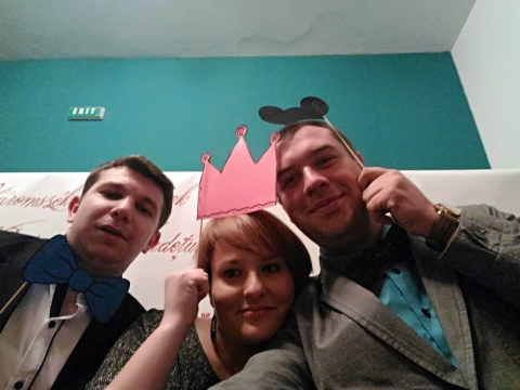 Szab� Attila az �v �nk�ntese - A HITI �nk�ntes K�zpont december 3-�n hetedik alkalommal szervezte meg a H�romsz�ki �nk�ntesek B�lj�t a sepsiszentgy�rgyi Park Vend�glőben. A Z�ld Nap Egyes�letet Bal�zs Attila, M�rkos Be�ta �s Szab� Attila k�pviselte.

A b�lon k�sz�lt fot�k megtekinthetők a Z�ld Nap Egyes�let Facebook oldal�n!

Az �v �nk�ntese c�met Szab� Attila (272 �nk�ntes �ra/�v) �rdemelte ki, aki a kezdetektől fogva elk�telezetts�g�vel seg�ti a szervezet elismerts�g�t, munk�j�t. Megb�zhat�, talpraesett seg�ts�ge jelentős m�rt�kben hozz�j�rul, hogy egy-egy rendezv�ny sor�n z�kkenőmentesen folyjanak az esem�nyek, ez�rt is jel�lt�k a Z�ld Naposok őt az �v �nk�ntese D�jra. A szervezet vezetős�ge ez�ton is k�sz�ni Attil�nak az �nzetlen kitart�s�t �s rem�li a lelkesed�se a tov�bbiakban is t�retlen marad!

Az est folyam�n d�jazt�k a jelenl�vő 38 megyei ifj�s�gi �s civil szervezetet, a legakt�vabb h�romsz�ki �nk�nteseket, valamint a legnagyobb l�tsz�m� idei rendezv�nyt is. Az �nk�ntes b�l d�jkioszt�j�n a fiatalok pezsgős koccint�ssal k�v�ntak egym�snak sikert a j�vő �vre n�zve, majd hajnalig tart� �lő zen�s mulats�g vette kezdet�t.

Fot�: Bal�zs Attila