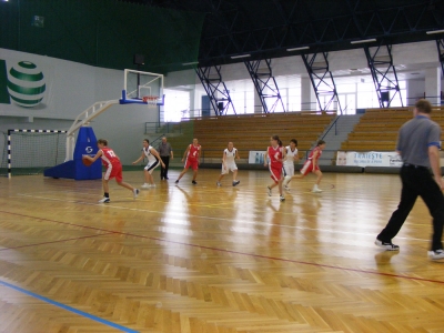 KSE U 14-es �s U 16-os l�nyok kos�rlabda csapatai eredm�nyei - Febru�r 14-�n otthonukban j�tszottak a KSE kos�rlabda csapatai. Az U 14-es l�nyok j�szv�s�ri ellenfeleiket fogadt�k, akiket 78-48-ra győztek le k�nnyed st�lusban. A mieink k�z�l j�tszottak: Dezső Barbara (31 p.), L�n�rt Paula (11 p.), Moln�r Hanna (8 p.), Luka Zsuzsa (6 p.), K�szoni Bogl�rka (6 p.), Debreczi Iring� (4 p.), Borsai Janka (4 p.),&nbsp; Bogateanu Andrea (4 p.), Rendy R�ka (2 p.), Crisan Anna (2 p.). Edző: Hartai Tam�s.Az U 16-os koroszt�ly sem vallott sz�gyent, L�n�rt Adolf �s Hartai Tam�s tan�tv�nyai 52-39-es pontar�nnyal z�rt�k a megm�rettet�st. Ily m�don a csoport �l�n tal�lhat� a KSE egy�ttese. J�tszottak: Demeter Hanna (18 p.), Domokos R�ka (14 p.), L�n�rt Paula (12 p.), Koncz Enikő (6 p.), Jakab �gnes (2 p.), Luka Zsuzsa, K�szoni Bogl�rka, Rendy R�ka.Gratul�lunk l�nyok, j�k vagytok, csak �gy tov�bb!H�rszerzők: Kocsis Zolt�n, L�n�rt Adolf