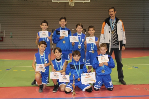Bajnok a KSE U11-es fi� kos�rlabda csapata a 2015/2016-s Sz�kely Nemzeti Bajnoks�gban - 2016 December 3-�n, szombaton Gyergy�szentmikl�son zajlott a 2015/2016-os id�ny d�ntő torn�ja a Sz�kely Nemzeti Bajnoks�g U11-es kos�rlabda fi� koroszt�ly�ban.

Eredm�nyek 
KSE - Udvarhely-i Vendor  40 -14 
VUK SK  Gyergy�szentmikl�s � VENDOR SK 10:30
VUK SK Gyergy�szentmikl�s � KSE 14:50

1. KSE
2. Vendor 
3. Vuk SK Gyergy�szentmikl�s 

A bajnok KSE csapat: Szab� Lehel, Mojzi, Koszti Gergő, Vajda �goston Kriszti�n, Bilib�k L�szl�, Forr� Mark, Moldovai Daniel, L�n�rt Arthur.
Edző: Minescu J�nos