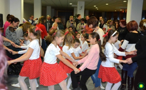 Mozg� D�lut�n a zumba jegy�ben - A Z�ld Nap Egyes�let, a k�zdiv�s�rhelyi Sportirod�val �s a Pusk�s Ferenc Gombfoci Klubbal k�z�sen havi rendszeress�ggel szervezi meg a Mozg� D�lut�n elnevez�sű esem�nyt, melynek tizenhatodik v�ltozat�ra december 8-�n ker�lt sor. A rendezv�nyen k�sz�lt fot�k megtekinthetők a Z�ld Nap Egyes�let Facebook oldal�n.

Az esem�ny elsősorban a k�zdisz�ki fiatalok bevon�s�ra �sszpontosul, de csal�doknak sz�l� programok is sz�nes�tik az ingyenes rendezv�nyt. Alkalmank�nt a kisgyerekektől a felnőttekig minden koroszt�ly k�pviselteti mag�t �s kellemesen t�lti el a k�t �r�t. Az �v utols� Mozg� D�lut�nj�ra t�bb mint 150 szem�ly l�togatott ki, akik t�bbek k�z�tt gombfociztak, asztaliteniszeztek �s k�l�nb�ző faj�t�kokat j�tsz�dtak. A cs�t�rt�k d�lut�ni rendezv�ny legn�pszerűbb pontja Pap �gnes zumba oktat� kiscsapat�nak bemutat�ja volt. A szervezők a legkisebbeket kar�csony k�zeledt�vel k�zműves tev�kenys�gekkel v�rt�k. A rendezv�nyt a tervek szerint egy h�nap m�lva is megszervezik, �gy aki lemaradt j�het k�vetkezőkor. Az orvosok előszeretettel aj�nlj�k mindenkinek a nevet�st, mert j�t tesz az eg�szs�gnek. Ez az esem�ny minden bizonnyal sok mosolyt csal az arcokra. A mosoly �s a j� hangulat mindenk�pp biztos�tott.

Szerző: R�duly Attila

Fot�: Enrique De Paz