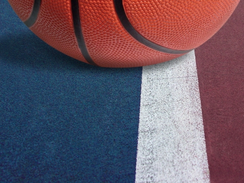 U14, U18 kosaras l�nycsapatok h�tv�gi m�rkőz�seinek �sszefoglal�ja - U14 l�nyok
Aradi SPL - NMSK: 33-46 (11-12;3-19;4-8;15-7)
Egy hossz� kisz�ll�s ut�n győzedelmesen t�rt haza az NMG. Az aradi SPL sport program� l�ceum otthon�ban győz�tt 33-46 ar�nyban csapatunk. A m�rkőz�st kiss� nehezen kezdt�k, k�nnyű kosarakat kihagyva pal�nk al�l �s rengeteg b�ntetőt. �gy az első negyedet 11-12 ar�nyban nyert�k meg. M�sodik negyedben p�ly�ra egy cser�kkel tele csapat �llt fel, mert eg�szs�g�gyi okokb�l otthon maradt k�t alapember: Kozm�n Kriszta �s Tuchilus Kriszta. Ennek ellen�re hi�nyuk nem volt �szlelhető csapatunk j�t�k�ban. Gherasim Raluca h�t�ra vette a csapatot �s nagyot k�zdve 3-19 ar�nyban nyert�k meg a m�sodik negyedet. Sajnos a b�ntető ar�nyt ebben a negyedben sem siker�lt jav�tani. Az első f�lidőben 24-b�ntetőből 7-et �rt�kes�tett�nk f�lidő ut�n a harmadik negyedben �jb�l kiv�l�an v�dekezt�nk, ennek k�sz�nhetően csak 4 pontot dobott nek�nk az Arad. A negyed v�geredm�nye 4-8. Az utols� negyedben kiss� leengedt�k a fegyvereket, cserej�t�kosok is es�lyt kaptak, �gy 15-7-re elvesztett�k a negyedet.

Az utols� m�rkőz�st 2016-ban koroszt�lyunk december 17-�n szombaton 10 �rai kezdettel a k�zdiv�s�rhelyi sportcsarnokban j�tssza a kolozsv�ri For U ellen.

U18 l�nyok 
Sepsi ISK - NMSK 53-63 (18-15; 13-16;8-15;14-17 )

Az U18-as OB harmadik csoportj�nak rangad�ja igazi ,,kos�r csemeg�t '' hozott a szombat d�lut�n a sepsiszentgy�rgyi Bogd�n Antal sportterembe sz�p sz�mban megjelenő k�z�ns�gnek. A m�rkőz�s rendk�v�li�n j� iram�, fordulatos volt . Az első negyedben a hazaiak S�ndor Boroka es Holinka Hanna k�t -k�t t�voli 3 pontos dob�saival tűntek ki, m�g a vend�gekn�l Kov�cs Ren�ta �s Csurulya Helga bet�r�sei voltak eredm�nyesek. A negyed v�g�re 3 pontos hazai előnyt jegyeztek a tabell�n. A m�sodik negyedben a k�zdiv�s�rhelyiek ,,orvosolt�k ' a probl�m�ikat, agressz�vebben �s k�zelebbről fogt�k a hazaiak vesz�lyes ,,�gy�it', im�gy a kos�r alatt maradt t�bb lehetős�g. Kov�cs Kincső �lt is vele, egymaga sz�rt 10 pontot. A nagy sz�netre 31-31 -es d�ntetlennel t�rtek a csapatok. A pihenő ut�n nehezebben indult a g�l gy�rt�s mindk�t oldalon, �m m�sodik fel�re v�ltozott a helyzet, m�r sz�lettek kosarak is, �s ink�bb a ,,frissebben' mozg� vend�gek voltak eredm�nyesebbek. A m�rkőz�s utols� felvon�sa 7 pontos Nagy M�zes előnnyel indult, a hazaiak pr�b�lkoztak felz�rk�zni, de a vend�gek meg tudt�k tartani, sőt 3 pontal n�velni a harmadik negyedben kiharcolt előny�ket. Nagy gratula mindk�t csapatnak a nagyszerű jakt�k�rt. A j�vő szombaton 12 �r�t�l az NMSK �jabb rangad�t j�tszik hazai p�ly�n a Tirgoviste csapata ellen.
