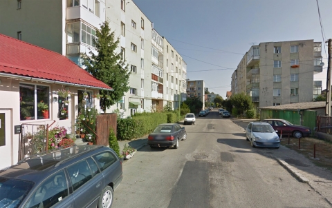 Egyenir�ny�s�t�s a Szab� Jenő utc�ban - Egyenir�ny�s�t�s a Szab� Jenő utc�ban

Az ősz folyam�n elkezdőd�tt a Szab� Jenő utca korszerűs�t�se is, amelyet pont az első h� előtt siker�lt leaszfaltozni. A j�rd�k is �j szeg�lyt kaptak, �s szint�n aszfaltr�teg ker�lt r�juk. Mivel a h� belesz�lt a tervekbe, az utca parkol�inak kifest�se elmaradt, de az �nkorm�nyzat munkat�rsai igyekeznek ezt is megtenni, amint az idő engedi. Az utca lak�inak k�r�s�re � �s az utc�ban megn�vekedett aut�s forgalomra val� tekintettel � a Szab� Jenő utca is egyir�ny�v� v�lik. Ezt a d�nt�st az is indokolja, hogy a fő�tr�l am�gy sem lehetett balra kanyarodni, �gy onnan nem volt bej�r�s az utc�ba. K�rik a lak�kat, figyelj�k a forgalmi t�bl�kat, ugyanis az egyir�ny�s�t�s a napokban l�p �letbe.