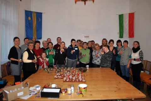 R�d is sz�ks�g van! - A mesehős�k ki�llt�k a hatodik pr�b�t is - D�szes gyertyatart�k �s f�lbeval� �kszerek k�sz�ltek 2016. december 2-�n, d�lut�n az ikafalvi művelőd�si otthon �meseszob�j�ban� az imateremben. Ez volt az Ikafalv�n megtartott �R�d is sz�ks�g van!� programsorozat hatodik pr�bat�tele.

https://www.kezdi.info/documents/kezdi_info_document_4220.jpg

A csapat�sszer�z� �s csapat�p�tő, hangulatos, �nekes-mozg�sos bemeleg�tő j�t�k ut�n a mesehős�k (speci�lis ig�nyekkel �lő emberek), seg�tőkkel h�rom csoportra oszlottak, a h�rom kell�kekkel megrakott sz�nes, gazdag asztalok k�r�. Az első asztalon faal�t�tes d�szes gyertyatart�k, m�sikon gipszal�t�tes gyertyatart�k, a harmadik asztalon pedig szebbn�l szebb f�lbeval� �kszerek k�sz�ltek, odaad� szorgos munk�val. Az volt az elv�r�s, hogy mindenki k�sz�tsen kedve �s fant�zi�ja szerint mindh�romf�le munk�b�l egy-k�t darabot.

https://www.kezdi.info/documents/kezdi_info_document_4219.jpg

Volt, aki t�bbet is k�sz�tett. Rengeteg anyagb�l lehetett v�logatni, kre�lni. Sok-sok sz�p alkot�s ker�lt a m�rtott gyerty�k, levendul�s p�rn�csk�k, aj�nd�kszatyrok, mikul�s csizm�csk�k, fenyőf�csk�k stb. mell� a kincses l�d�ba. M�r csak egy pr�bat�tel maradt h�tra. A rendezv�nysorozatot a Diak�nia Kereszty�n Alap�tv�ny Sepsiszentgy�rgyi Fi�k, �risz H�z, a HEKS �s a Diakonie Austria seg�lyszervezetek t�mogatt�k.

Nagyol�h Ilona
ikafalvi nyugd�jas tan�t�nő