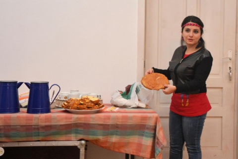 �rm�nyorsz�ggal ismerkedtek meg az ikafalviak - December 14-�n az ikafalvi k�z�ss�gnek lehetős�ge ad�dott Spanyolorsz�g k�t r�gi�ja ut�n megismerni �rm�nyorsz�got is.  A szerdai esem�nyen Zhenya interakt�v előad�ssal, valamint az orsz�g egyed�l�ll� kult�r�j�nak bemutat�s�val igyekezett k�zelebb hozni sz�lőf�ldj�t a jelenl�vőkh�z.  A d�lut�ni rendezv�nyről k�sz�lt fot�k megtekinthetők a szervezet Facebook oldal�n!
 
A nemzeti est előad�ja Zhenya Ohanyan �rm�ny fiatal volt aki a Z�ld Nap Egyes�letn�l t�lti EVS �nk�ntes szolg�lat�t. A k�zel harminc r�sztvevő vet�tett k�pek �s filmek seg�ts�g�vel betekint�st nyerhetett a h�rom milli�s orsz�g kult�r�j�ba, hagyom�nyaiba, t�rt�nelem�be �s megismerhette a keleti n�p mindennapjait is. A bemutat�t k�vetően a felmer�lt sz�mtalan k�rd�s megv�laszol�s�ra is sor ker�lt.  A t�bb mint egy �r�s interkultur�lis estet Derzsi Katalin a szervezet tagja tolm�csolta, mely a hagyom�nyos �rm�ny nemzeti �tel valamint egy poh�r meleg tea elfogyaszt�s�val fejeződ�tt be.
A rendezv�ny lehetős�g�t az Erasmus+ program biztos�totta, a bar�ts�gos fogadtat�st pedig Bard�cz Csaba lelkip�sztor.
 
Fot�: R�duly Attila