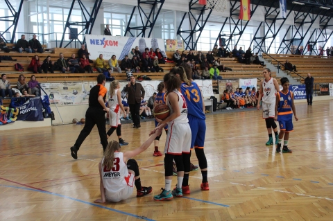 U18 l�ny OB K�zdiv�s�rhely NMSK - Tirgoviste-i ISK 54-60 / U14 l�nyok: NMG - For You Kolozsv�r 40 - 78 - U14 l�nyok: NMG - For You Kolozsv�r 40 - 78 (7-19, 5-24, 16-21, 12-14)

U18 l�ny OB K�zdiv�s�rhely NMSK - Tirgoviste-i ISK 54-60 (16-14;9-19;18-8;10-17)

NMSK: Kovacs 19p(3), Biszak 18p(3), Csurulya 11p(3), Voloncs 4p, Bartok, Incze, Fej�r, Rendy, Ist�k, Csillag, Csiki, Czimbalmos. Edző: Lubomir Ljuba Kolarevic

Tirgoviste: Ghita 21p, Virjoghie 13p, Anastasescu 11p(6), Tanase, Capanu 3p(3), Stan 2p, Dumitru, Bucur, Popescu, Vasilache, Iancu. Edző Catalin Tanase

Az U18-as l�ny OB alapszakasz�nak utols� m�rkőz�s�n K�zdiv�s�rhelyen j�tszott�k a harmadik csoport rangad�j�t, amelyen az NMSK csapata az idei bajnoks�gban eddig veretlen, nagyon magas szerkezetű tirgovistei ISK csapat�t fogadta. A m�rkőz�st l�nyaink magabiztos j�t�kkal kezdt�k, sz�pen sz�v�gettek akci�ikat, alak�tottak ki a jobbn�l jobb helyzetet �s �gy n�zett ki hogy j� ir�nyba haladnak a dolgok. A m�sodik negyedben egy p�r kimarad ziccer �s k�nnyed�n eladott passz ut�n elbizonytalanodtak a l�nyok, hi�ba forgatta Kolarevic mester őket, senki nem kapta el a 'fonalat''. Nagysz�netre 8 pontos vend�gelőnnyel t�rtek a csapatok. A harmadik negyedben fordult a 'kocka', a hazaiak voltak eredm�nyesebbek, �gy t�r�keny 1 pontos k�zdiv�s�rhelyi vezet�ssel indulhatott az utols� felvon�s. A negyedik negyedben felv�ltva vezettek a csapatok a tabell�n, �m az utols� k�t percben a dimbovicaiak voltak koncentr�ltabbak �s 'behuzt�k'' a m�rkőz�st!

Gratul�lunk nekik!

Egy�bk�nt a vend�gcsapat k�t 190 cm f�l�tti j�t�kosa Ghita es Virjoghe v�gig 'uralta' a pal�nk alatti j�t�kot, szinte lehetetlen volt bet�rni vagy feldobni mellől�k. Nos ilyen k�r�lm�nyek k�z�tt csup�n a t�voli dob�sok pontoss�ga jelenthette volna a megold�st, ami sajnos ez�ttal elmaradt. Sebaj l�nyok, a veres�g ellen�re j� m�rkőz�st j�tszottatok, majd fog menni a dob�s is!

Az alapszakasz ezennel v�get �rt.
A harmadik csoport �ll�sa:

1. Tirgoviste-i ISK 16p
2. Brass�-i CSU 14p
3. NMSK 11p
4. Sepsiszentgy�rgy-i ISK 11p
5. Tirgoviste-i Phoenix 6p

A bajnoks�g janu�rban folytat�dik az előd�ntő f�zissal.