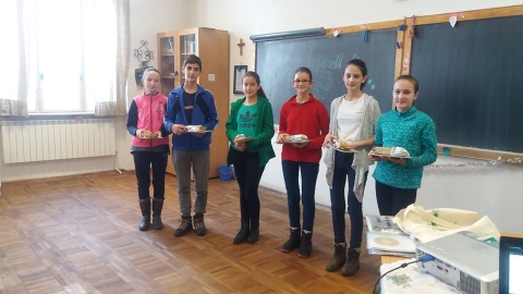 A f�k kultur�lis �s k�rnyezeti jelentős�g�nek n�pszerűs�t�se �ltal�nos iskol�kban - 2016 december 20-�n z�rult A f�k kultur�lis �s k�rnyezeti jelentős�g�nek n�pszerűs�t�se �ltal�nos iskol�kban c�mű program, mely a Pog�ny-havas Kist�rs�gi T�rsul�s szervez�s�ben zajlott. Ennek c�lja a művelőd�s �s a term�szetv�delem �sszekapcsol�sa volt, egy �lm�nyd�s iskolai program keret�ben. Az egyes�let 9 sz�kelyf�ldi telep�l�sen tartott előad�sokat �reg f�kr�l, azok fontoss�g�r�l �s felm�r�s�knek m�dszertan�r�l, majd egy h�rom fordul�s vet�lkedőre h�vta az gyerekeket.  A vet�lkedőre 11 csapat jelentkezett n�gy telep�l�sről: Cs�kkozm�sr�l, Homor�dszentp�terről, Ozsdol�r�l �s Csern�tonb�l. Ozsdol�r�l a Kun Kocs�rd �ltal�nos iskola di�kjai (2 csapat) vettek r�szt a vet�lkedőn, Als�csern�tonr�l a V�gh Antal �ltal�nos iskol�b�l 1 csapat, Felsőcsern�tonb�l a Bod P�ter �ltal�nos Iskol�b�l 3 csapat jelentkezett.

A gyerekek �sszesen k�zel 50 idős f�t azonos�tottak be a telep�l�sekről, emellett f�khoz kapcsol�d� sz�l�sokat, k�zmond�sokat, t�rt�neteket gyűjt�ttek �ssze, műv�szeti alkot�sokat k�sz�tettek, de m�g rendezv�nyt is szerveztek a kiv�lasztott f�juk mellett. Ez�ton is k�sz�nj�k minden csapatnak a r�szv�telt �s az �rt�kes adatokat!

A p�ly�zat utols� l�p�sek�nt n�gy telep�l�sen szervezt�nk d�j�tad� �nneps�get, ahol a gyerekek munk�j�t bemutattuk iskolat�rsaiknak, tan�raiknak �s sz�leiknek. A főd�jat a cs�kkozm�si Balogh Katalin, Basa Ant�nia-Krisztina �s Paraditza M�ria vehette �t, akik a tov�bbi fa beazonos�t� munk�t seg�tő okostelefonokat vehetett �t.

A r�sztvevők �ltal �sszegyűjt�tt adatok a Rom�nia legszebb f�i (www.arboriremarcabili.ro) adatb�zis fejleszt�s�hez j�rulnak hozz�, �gy a di�kok eredm�nyei tudom�nyos kutat�sok alapjak�nt szolg�lnak majd. A legnagyobb eredm�ny m�gis az, hogy a gyerekek a kiv�lasztott f�ikhoz most m�r �rzelmileg is k�tődnek, amely a �fa-vad�sz� �lm�nybesz�mol�jukb�l der�lt ki. A besz�mol�kb�l kiemelt sz�vegr�szletek beker�ltek a projekt sor�n megval�s�tott napt�rba is.

P�ly�zatunk hozz�j�rul a Rom�nia legszebb f�i projekt megval�s�t�s�hoz. A tev�kenys�geket a Communitas Alap�tv�ny t�mogatta.