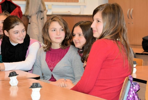 K�rnyezetbar�t kar�csonyi hangol�d�s - K�zelednek az �nnepek. Az ut�bbi időben ezt a kijelent�st egyre t�bben kapcsolj�k a hihetetlen m�rt�kű fogyaszt�shoz �s pazarl�shoz. Szerencs�re rengeteg m�dja van annak, hogy az �nnepek alatt is k�rnyezettudatosak legy�nk ebből mutattak be n�h�nyat december h�nap folyam�n a Z�ld Nap Egyes�let �nk�ntesei �ltal �t�dik alkalommal szervezett rendezv�ny sorozat�n. A program az id�n is a Ne pazarolj, �lj t�bbet mott�val zajlott. Az esem�nyen k�sz�lt fot�k az egyes�let Facebook oldal�n megtekinthetőek.

A tev�kenys�gek sor�n a gyerekek elsősorban k�zműves tev�kenys�geken vettek r�szt. K�zdisz�k t�bb telep�l�s�n (Lemh�ny, K�zdiv�s�rhely, K�zdikőv�r �s K�zdimartonfalva) megszervezett rendezv�ny sorozat alkalm�val mintegy 80 jelenl�vő betekint�st nyert n�gy - �t term�k elk�sz�t�si folyamat�ba. Ugyanakkor felismerve azt a t�nyt, hogy a z�ld kar�csony megval�s�t�sa nem csup�n a k�rnyezet�nk v�delm�t biztos�tja, de ez a legsikkesebb m�dja a kar�csonyi �nnepek leforgat�s�hoz! Az �ko-kar�csony �s a z�ld �nnepek nem a lemond�sr�l, hanem az odafigyel�sről, �tletess�gről �s a tudatoss�gr�l sz�lnak. Apr� l�ptekkel haladva jobb� tehetj�k F�ld�nket ak�r otthonunkb�l- m�g az �nnepek alatt is. A k�zműves tev�kenys�gek mellett a gyerkőc�k k�l�nb�ző interakt�v j�t�kokba kapcsol�dhattak be, előad�sokat hallgathattak meg �s olyan praktikus tan�csokat saj�t�tottak el mely �ltal garant�ltan els�padnak az irigys�gtől a szomsz�dok is.

A rendezv�ny t�mogat�ja a Communitas Alap�tv�ny �s az Erasmus + program.

Szerző: R�duly Attila