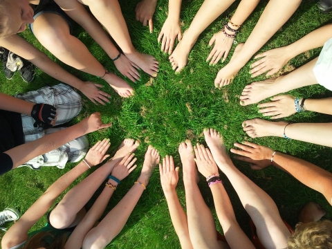 16 projekt a Civil Liciten K�zdiv�s�rhelyen a Pro Sanitate alap�tv�nnyal - 16 projekt a Civil Liciten K�zdiv�s�rhelyen a Pro Sanitate alap�tv�nnyal

A H�romsz�ki K�z�ss�gi Alap�tv�ny első �zben szervez Civil Licitet K�zdiv�s�rhelyen. A helyi szervez�sbe a Pro Sanitate alap�tv�ny is besz�llt. A hirdet�sre megmozdultak a civil szervezetek, z�ros hat�ridőig 16 projekt �rkezett be elektr�nikusan. Vannak civil szervezetek, amelyek k�t projekttel neveztek be. A kezdem�nyez�sek sz�les sk�l�n mozognak: kutyafuttat�t�l korszerű nyelvoktat�sig, h�sv�ti var�zslatt�l gyermek olimpi�ig, nagyon v�ltozatosak a projekt�tletek.
 
A h�ten zajlik a p�ly�zatok �rt�kel�se, h�romtag� bizotts�g d�nt, az eredm�nyek m�rcius 10-e ut�n v�rhat�k. A benevezett projektek k�z�l h�rom projekt ker�l kiv�laszt�sra a m�rcius 27-iki Civil Licitre, amelyre a Vigad�ban ker�l sor, ugyanakkor a Pro Sanitate alap�tv�ny k�l�nd�jjal jutalmazza a legn�pszerűbb projektet.

P�ly�zatok Civil Licit K�zdiv�s�rhely 2017

1. Salvatore Egyes�let - Ovi-suli elsőseg�ly
2. Akt�v Nők Egyes�lete - H�sv�ti var�zslat
3. Akt�v Nők Egyes�lete - Etika t�bor
4. Sport Klub Sicul Bachet - Gyerekolimpia
5. KSE Korcsolya szakoszt�ly - Felk�sz�l�s Műj�gp�lya megnyit�j�ra
6. KSE Ker�kp�r szakoszt�ly - Perkőn k�t ker�ken
7. K�zdisz�k�rt Egyes�let - Udvart�r Alkot�t�bor
8. K�zdiv�s�rhelyi Ifjus�gi Szervezet - #K�zdiv�s�rhely
9. Pro Schola Egyes�let - �r�ks�g�nk
10. B�bita Egyes�let - Utak, hidak, �sv�nyek
11. Antant�nusz Egyes�let - Honnan j�ssz- hov� tartasz?
12. 'Petőfi S�ndor' Művelőd�si-Oktat�si Egyes�let - Korszerű angol nyelv szaktanterem
13. Csipker�zsika Egyes�let - Csodakapu
14. Step by Step Egyes�let - T�rsas �lvezet, ami a k�z�ss�ghez elvezet
15. Benji �llatv�dő Egyes�let - Kutya futtat�
16. Pro Pectus Egyes�let - �n is felfedezem a k�rnyezetet!