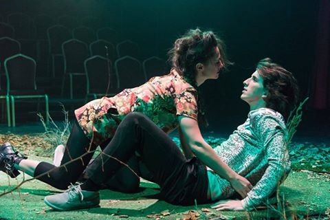 Matei Vișniec: A pandamacik csod�latos utaz�sa, ahogyan ezt egy szaxofonista elmes�li, kinek volt egy szeretője Frankfurtban - 2017 m�rcius 1-�n szerd�n 19 �r�t�l, a Vigad� Művelőd�si H�z nagytermi st�di�j�ban a K�zdiv�s�rhelyi V�rosi Sz�nh�z,  Matei Vișniec: A pandamacik csod�latos utaz�sa, ahogyan ezt egy szaxofonista elmes�li, kinek volt egy szeretője Frankfurtban c�mű előad�son vehetnek r�szt.

A pandamacik csod�latos utaz�sa�� egyszerű emberek rem�nyteljes ragaszkod�sair�l, mag�nyt�l val� eszeveszett menek�l�seikről, f�lelmeik �szrev�tlen duzzaszt�s�r�l, mag�nyban �s egyed�ll�tbe t�rt�nő elp�rtol�sukr�l, �sszeoml�sukr�l �s nem utols� sorban a v�ltoz�sukr�l fog mes�lni. A felismer�s pillanat�t szeretn�m lencsev�gre kapni. Az� a felismer�s�t, mikor minden jel arra mutat, hogy valamit nem vesz�nk figyelembe az �let�nkben. Tal�n azokat, akik egyszer megpr�b�ltak szeretni minket. Egyszer, k�tszer, h�szszor, addig am�g teljesen ellehetetlen�tett�k ezt benn�k. 
Egy adott ponton azt mondja a nő: 
�A nő: �rzed, hogyan t�volodunk a jelentől?
A f�rfi: Igen.
A nő: Az eml�kezet�nktől?
A f�rfi: Igen.
A nő: Mind az �t �rz�k�nktől? �gy maradnak el m�g�tt�nk, mint az aszfaltra rajzolt pentagon.
Szeretn�m, ha ez az előad�s egy meleg �lel�s lenne mindazoknak, akik azt hiszik megt�rt benn�k valami. Valami ami mag�nyoss� teszi mindennapjaikat. 
(Botond Nagy)
Matei Vişniec a kort�rs rom�n irodalom haz�j�ban �s k�lf�ld�n is elismert k�pviselője. P�ly�j�t k�ltők�nt kezdte, de m�r indul�sakor jelentős dr�mai művekkel is jelentkezett. A 80-as �vek elej�n Mircea Cărtărescu mellett Matei Vişniec alap�t� tagja a Nicolae Manolescu kritikus-eszt�ta vezette H�tfői felolvas�estek irodalmi csoportnak, amelynek a szocre�l kurzussal mark�nsan szembefordul� fiatal tagjai �80-as �r�nemzed�k� n�ven v�ltak orsz�gosan ismertt�. 1987-ben, egyik darabja sz�nh�zi bemutat�j�nak betilt�sa ut�n, Vişniec G�r�gorsz�gon �t t�vozik Rom�ni�b�l, onnan Franciaorsz�gba megy, ahol politikai mened�kjogot k�r. Dolgozik a BBC-n�l �s a francia r�di�n�l. 1989-ben P�rizsban doktor�l. Franci�ul �rja darabjait, amelyekkel nagy sikert arat nemcsak Franciaorsz�gban, hanem Eur�p�n �t K�zel- �s T�vol-Keleten is. Ionesco mellett a legt�bbet j�tszott francia sz�npadi szerző. Darabjait a magyar k�z�ns�g a kolozsv�ri �s szabadkai magyar sz�nh�zakban l�thatta. �lland� megh�vottja az Avignoni Sz�nh�zi Fesztiv�lnak. Reg�nyeit �s pr�zai munk�it rom�nul �rja. Műveit az irodalmi ig�nyess�g �s t�rsadalmi �rz�kenys�g jellemzi. A rendszerv�lt�s ut�n gyakran l�togat haza, r�szt vesz a bukaresti �s vid�ki kultur�lis �letben.
Szereposzt�s:
P.Magyarosi Imola
Lung L�szl� Zsolt
Barab�s Hunor
Albert Nagy �rs
--------------------------------------------
D�szlet, jelmez: Bagoly Zsuzsi
Coreogr�fia: Bord�s Attila
Light design: Erőss L�szl�
Dramaturg: Tam�s Istv�n
Zenei szerkeszt�s: Nagy Botond
RENDEZŐ: BOTOND NAGY
Jegy�r: 15 lej, di�koknak, nyugd�jasoknak 10 lej.
Jegyek előv�telben kaphat�k a Vigad� Művelőd�si H�z k�z�ns�gszolg�lati irod�j�ban, h�tfőtől-cs�t�rt�kig 8-19 �r�ig, p�nteken 8-15 �r�ig, valamint előad�s előtt egy �r�val. Helyfoglal�s a 0267/361-081-es telefonsz�mon vagy az office@varosiszinhaz.ro e-mail c�men lehets�ges.
FIGYELEM! A lefoglalt helyekre a jegyeket előad�s előtt egy nappal fontos kiv�ltani, ellenkező esetben �rv�ny�t vesz�ti a foglal�s