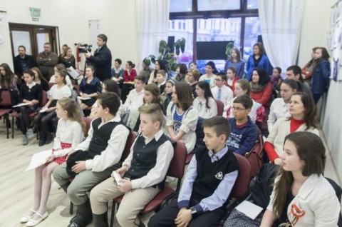 A Vigad� Művelőd�si H�z �ltal m�rcius 15. tisztelet�re szervezett szaval�verseny nyertese - Kaj�n Botond nyerte az �nkorm�nyzat �s a Vigad� Művelőd�si H�z �ltal m�rcius 15. tisztelet�re szervezett szaval�versenyt, �gy ő szaval majd m�rcius 15-�n, szerd�n 12 �r�t�l a k�zponti �nneps�gen. Botond Wass Albert L�thatatlan lobog� c�mű vers�t fogja előadni a nagyk�z�ns�gnek.
 
�sszesen 25 versenyző r�szv�tel�vel zajlott le az imm�r negyedik alkalommal megrendezett, V�VIII. oszt�lyos di�kok sz�m�ra ki�rt szaval�verseny, amelynek t�m�ja id�n is a tavasz vagy m�rcius 15. volt. A h�romtag� zsűri a h�rom helyez�s mellett h�t dics�retet is kiosztott. A k�nyvjutalom mellett a versenyzők egy kok�rd�s husz�r Pista b�-term�ket is hazavihettek tr�feak�nt, az első h�rom helyez�s tulajdonk�ppen abban t�r el, hogy melyik tanul� előad�sa kapjon nagyobb figyelmet.
 
A d�jazottak:
I. d�j: Kaj�n Botond, Petőfi S�ndor �ltal�nos Iskola, V. oszt�ly � Wass Albert: L�thatatlan lobog�
II. d�j: N�nia Hanna, Nagy M�zes Gimn�zium, VII. oszt�ly � Kosztol�nyi Dezső: Tavaszelő
III. d�j: Borcsa Zsombor, Petőfi S�ndor �ltal�nos Iskola, V. oszt�ly � Petőfi S�ndor: Pacsirtasz�t hallok
Dics�retben r�szes�ltek: Dim�ny Kata, T�dor P�l, Rancz-Gy�rf�s Hanna, Sipos Johanna, N�nia Hilda, L�szl� Viola �s Fazakas Anita