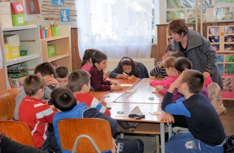 Papírzsebkendöből készítettek hernyókat - Az elmúlt napok Zöld Nap sulis tevékenységeként a Zöld Nap Egyesület csapata tavaszt váró programokkal készült a kézdikővári, a lemhényi és a martonfalvi diákokkal közösen. A legújabb interaktív tevékenység első részében ismertették a hernyók fejlődését, levetítve egy kisebb dokumentumfilmet is a témával kapcsolatosan. A rendezvényen készült fotók megtekinthetőek az egyesület Facebook oldalán.
A rövid ismertetőt és a felmerülő kérdések megválaszolását követően a Zöld Naposok egy játék hernyót készítettek el a gyerkőcőkkel együttműködve. Megfigyelhető, hogy gyakran viszolygunk a hernyóktól és valljuk be, legtöbben nem túl nagy szimpátiával gondolunk ezekre az állatokra. Pedig a hernyó nem más, mint a lepkék egyedfejlődésének egyik stádiuma.
A kézdivásárhelyi zöldek köszönik Jankó Erna és Salamon Ferenc pedagógusok segítségét.
Támogató: Erasmus plusz program
Fotó: Beck Orsolya és Ráduly Attila