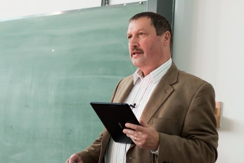 Bakk Mikls: Hazudnak-e a politikusok? - Ezst Akadmia a Vigadban - Az Ezst Akadmia Oktatsi Program kvetkező előadja Dr. Bakk Mikls, a Sapientia EMTE, Kolozsvri Karnak az oktatja, aki 2017. mjus 4-n, cstrtkn dlutn 16:30-tl 19 rig a Vigad Művelődsi Hz nagytermben tart előadst Hazudnak-e a politikusok? cmmel.
