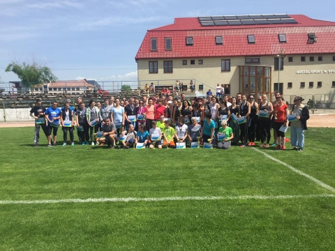 59 sportoló a 2017-es KSE napok minimaratonján - 59 sportoló nevezett be a KSE napok keretén belül megszervezett minimaratonra Kézdivásárhelyen.
A legfiatalabb versenyző Barbócz Mátyás 11 évével , míg a legidősebb Páll Erzsébet a maga 67 esztendejével.
Eredmények
Gyerekek: I. Barbócz Mátyás, II. András Kaján Zétény
Ifj.lányok: I. Bimbó Eszter, Szabó Hedda, II. Bartók Tímea, III . Bándi Lilla
Nők 20-30 év között: I. Bene Andrássy Timea, II. Kicsi Valéria, III . Voiculescu Kriszta
Nők 31-40 év között: I. Borsos Mónik, II. Haraly Mária, III. Szotyori Melinda
Nők 40-45 év között: I.Tamás Sarolta, II. Nagyoláh Emese, III. Török Edit
Nők 45 év felett: I. Szabó Irén, II. Pál Erzsébet, III. Nagy Katalin
Veterán nők: I. Páll Erzsébet
Veterán férfiak: I. Dénes Jenő
Férfiak 40-50 között: I. Gyenge Attila, II. Barbócz György, III. Veress László
Férfiak 30-40 között: I. Taierling Péter Ferenc, II. Szentgyörgyi Tibor, III. Pakó Attila
Férfiak 20-30 év között: I. Katona Csaba, II. Dávid Szilamér, III. Kanabé Szilárd
Sportszerűség díj: Klein Henrietta Katalin
Köszönetet mondunk Katona Csabának, aki tanítványai népes seregével segítette rendezvényünket és A hatvani Csordás Mátyásnak a verseny lebonyolításában nyújtott segítségért!
https://www.facebook.com/ksenapok