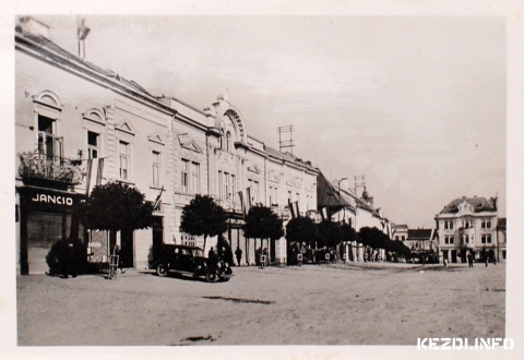 Lez�rult a fizet�ses parkol�s szavaz�sa - ne parkoljanak aut�k a főt�ren - A fizet�ses parkol�s k�rd�s�ben �prilis 26-t�l szavaz�s indult a polg�rmesteri hivatal Facebook-profilj�n, ahov� v�lem�nyeket lehett megfogalmazni. �sszesen 408-an szavaztak, a szavaz�k nagy t�bbs�ge (61,8%) szerint sz�ks�g van a fizetős parkol�sra K�zdiv�s�rhelyen. 129-en, azaz 31,6% azt mondja, hogy nem szeretne fizetni a parkol�s�rt, 27-en pedig egy�b javaslatot fogalmaztak meg.

Ezekben a legt�bben azt javasolt�k, hogy k�l�n kell v�lasztani a főt�ri �s lak�negyedi parkol�k t�rgyal�s�t, mert f�lő, hogy �gy a mell�kutc�kat �s a t�mbh�zak k�z�tti r�szeket b�n�tj�k meg a parkol� aut�k. A v�lem�nyek k�z�tt azt is sokan mark�nsan megfogalmazt�k, hogy annak �r�ln�nek a legjobban, ha a főt�ren egy�ltal�n nem parkoln�nak aut�k. A v�laszad�k azt is nehezm�nyezt�k, hogy a főt�ren dolgoz�k foglalj�k el a legt�bb helyet, erre is megold�st kell tal�lni. A fizet�ses parkol�s �gy�ben meghallgat�st is tartottak. Dr. Szilveszter Szabolcs, a v�rosrend�szeti bizotts�g eln�ke elmondta: k�r, hogy csak n�gy ember jelent meg ezeken a meghallgat�sokon, de az ők v�lem�ny�ket nagyon k�sz�ni, sokat seg�tettek, javaslataikat pedig beletett�k a szab�lyzatba. ��p�tő jellegű kritik�k voltak �s nagyon hasznos javaslatok, mindenk�pp pozit�vnak �rt�kelem a meghallgat�st� � fogalmazott az eln�k. K�zdiv�s�rhely �nkorm�nyzat�nak v�rosrend�szeti bizotts�ga, figyelembe v�ve a m�s helyről �rkező tan�csokat is, m�dos�totta �s előterjeszti a v�ros parkol�si szab�lyzat�t, amelyről a m�jus 18-i soros tan�cs�l�sen d�nt a v�rosi test�let. 

A let�lthető parkol�si szab�lyzat itt: http://kezd.in/f64cm