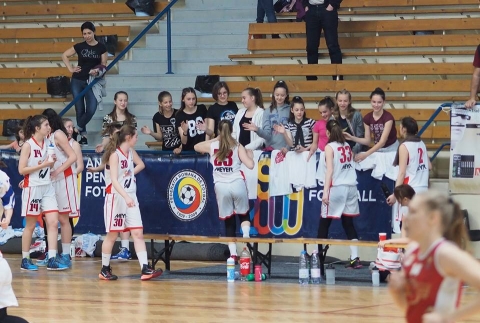 KSE - Ploiesti ISK felnőtt női Liga 1 a Sportcsarnokban - Vasárnap, 2017 május 21-én délután 13 órától kerül sor a KSE - Ploiesti ISK felnőtt női Liga 1 utolsó fordulójának mérkőzésére a kézdivásárhelyi Sportcsarnokban.
Fotó: http://kezd.in/5vJv3