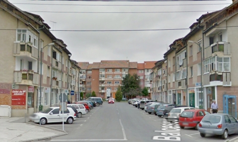 Parkol�helyek kiad�sa a Nicolae Bălcescu utc�ban - �rtes�ts�k K�zdiv�s�rhely lakoss�g�t, hogy a polg�rmesteri hivatal tan�csterm�ben kiadjuk a Nicolae Bălcescu utc�ban �jonnan kialak�tott parkol�helyeket 2017. j�nius 21-�n, szerd�n 15:00 �r�t�l.

Az �rdekeltek a jelentkez�si iratcsom�t beny�jthatj�k 2017. j�nius 20, kedd 15:00 �r�ig a k�zdiv�s�rhelyi polg�rmesteri hivatal iktat�j�ba. A k�vetkező iratok sz�ks�gesek:
- t�pusk�r�s (beszerezhető a v�rosrend�szeti irod�t�l)
- szem�lyazonoss�gi igazolv�ny m�solata
- lak�s tulajdonjog�t bizony�t� irat m�solata
- a szem�lyg�pkocsi j�rműigazolv�ny�nak m�solata
- a helyi ad�hivatal �ltal ki�ll�tott bizonylat
- a szem�lyg�pkocsi haszn�lati jog�t bizony�t� irat m�solata (pl. leasing-szerződ�s) - esettől f�ggően
- fogyat�koss�gi fokozatba val� besorol�st igazol� bizonylat - esettől f�ggően
- nyugd�jszelv�ny m�solat f�rjnek �s feles�gnek � esettől f�ggően

Inform�ci� ig�nyelhető a v�rosrend�szeti irod�t�l (202-es iroda) vagy a 0730600284-es telefononsz�mon.