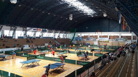 AmaTur orsz�gos asztalitenisz versenysorozat K�zdiv�s�rhelyen - K�zdiv�s�rhely - 2017.06.03 - Sportcsarnok

K�zdiv�s�rhelyen első alkalommal volt megszervezve az �AmaTur� orsz�gos versenysorozat r�szek�nt az �A� t�pus� asztalitenisz verseny.

A versenyen 113 r�sztvevő vett r�szt Botosani, Comanesti, Brass�, Marosv�s�rhely, Bukarest, Borsz�k, Fogaras, Gyergy�ditr�, Bar�t, Felsőr�kos, J�szv�s�r, Cs�kszereda, Sepsiszentgy�rgy, K�zdiv�s�rhely �s k�rny�k�ről.

A rendezv�ny c�lja: az asztalitenisz n�pszerűs�t�se K�zdiv�s�rhelyen �s k�rny�k�n, illetve K�zdiv�s�rhely n�pszerűs�t�se ebben a sport�gban.

A verseny n�gy kateg�ri�ba volt megszervezve, melynek nyertesei a k�vetkezők:

Kezdő kateg�ria:
1. Bartha L�szl� - Kurtapatak
2. Moca Vasile - Bukarest
3. Sz�lteleki L�szl� - K�zdiv�s�rhely �s Bokor Zolt�n Sr - Brass�

Halad� kateg�ria
1. Papp Rebeka - K�zdiv�s�rhely (Nagy M�zes Sport Klub)
2. Elekes Hunor - Kurtapatak 
3. Rosu Gabriel - Comanesti �s Kis Istv�n - Brass� 

Open (felső) kateg�ria
1. Trandafir Vasile - Marosv�s�rhely
2. Bondoc Alexandru - Brass� 
3. Moln�r Arnold � Cs�kszereda �s Pethő Mih�ly - Felsőr�kas

Elite (legfelső) kateg�ria
1. Farkas G�bor - Marosv�s�rhely 
2. Medves Antal - K�zdiv�s�rhely (Nagy M�zes Sport Klub)
3. Tipu Vlad - J�szv�s�r �s Macovei Liviu - Brass�

A szervezők k�sz�net�ket fejezik ki a t�mogat�knak:
K�zdiv�s�rhely polg�rmesteri hivatal, Sportiroda, Toro Impex, Julius Meinl, Di�szegi p�ks�g, Esthetics, Perla Covasnei, Butterfly Romania, Hell-Com 
�s minden fizikai szem�lynek akik hozz�j�rultak a rendezv�ny siker�hez.