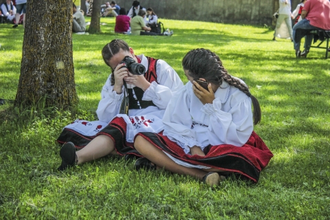 A Székely Népviselet Napja - A Hargita Nemzeti Székely Népi Együttes elindítja a Székely Népviselet Napját június 30-án. Minden népviselettel rendelkező székelyföldi lakost arra biztatunk, hogy ezen a napon öltse magára viseletét vagy viseletének valamely darabját, és így induljon munkahelyére, ügyeket intézni vagy akár bevásárolni. Egyben hangolódjunk és készüljünk közösen az Ezer Székely Leány Napjára!
A Székely Népviselet Napján készült fényképeket várjuk az ezerszekely@gmail.com e-mail címre, amelyeket megosztunk a Hargita Együttes Facebook oldalán.
https://www.facebook.com/hargitaegyuttes/
Kérjük, vegye fel népviseletét és népszerűsítse a Székely Népviselet Napját munkatársai, ismerősei, barátai körében!
Fotó: Füstös Csongor Nemere