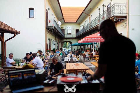 Urbaniz� - Wednesday Session Jumboval a Jazz Caf�-ban - Urbaniz� - Wednesday Session �jabb kiad�s�ra 2017 j�lius 12-en, szerd�n Jumbo-val t�r vissza a Jazz Caf�-ban.

https://www.youtube.com/watch?v=ElLq3dhHgAs

Az esem�ny időj�r�sf�ggő, ha esik az eső akkor elmarad!

A W-Session ez alkalommal h�rom �r�t fog tartani.
A bel�p�s ingyenes.

https://www.facebook.com/events/467205303636270/