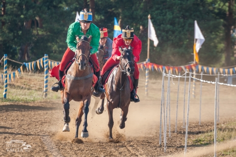 Ugron Attila s Berde Lrnd lovasok a 2017-es Szkely Vgta dntőjben - Ha valamirt megri lovasversenyt nzni, az az, amikor vratlan fordulat kvetkezik be a futam sorn. Nos, a Szkely Vgta kzpfutamban egy erős futamot s egy eszes futamot lthatott a nagyrdemű. Az első kzpfutamban nagy volt a harc, a msodikban vgl az utols helyen lvő lovas vitte a plmt. A vasrnapi dntőt teht Kzdivsrhely, Mikjfalu, Nyujtd s Előpatak lovasa futja.

Anci megint bebizonytotta, hogy ha nyerni akar, semmi nem llhat az tjba. A kzdivsrhelyi l magabiztosan vitte a dntőbe lovast, Berde Lrndot, ezzel pedig Kzdivsrhelyt is. Anci mlt ellenflre tallt My Missionben, aki igencsak nehezen tűrte a msodik helyet. Tth Barna prblkozott az előzssel, de Berde Lrnd mindig r tudott hzni lovra, s megőrzte vezető pozcijt. Az első kzpfutambl teht Kzdivsrhely s Mikjfalu lovasa megy a dntőbe. Kzdivsrhely utoljra 2013-ban volt a Szkely Vgta dntőjben, Mikjfalu tavaly harmadik helyezst rt el.

A nyujtdi kpviselő ktsgkvl ellopta a versenyt. Taln a tavaly volt mg olyan malőr, amilyet a msodik kzpfutamban Ugron Attila s Csillag nyjtott, sokig fognak mg beszlni rla az emberek. A msodik kzpfutamban egyszerre trtek előre a lovak, sokan fogadtak volna Gyergyszentmikls lovra, Dariusra, azonban Előpatak lova mr az első flkrben gyorsabbnak bizonyult, s az lre trt. Szorosan galoppozott mgtte a gyergyi Lszl Pl, a nyujtdi pros pedig igencsak lemaradva kullogott előszr a negyedik, majd a harmadik helyen. Kzben a gyergyi l kezdte szortani az előpataki lovat, sokan bortkoltk valamelyikk győzelmt. Az utols krben jtt a vratlan fordulat: Csillag mint a villm szguldott előre, egszen addig, amg mindenkit maga mg nem utastott. Msodik helyen az előpataki Bartha Ferenc vgzett, Pasadena nyergben.

A Szkely Vgta dntőjt vasrnap este tartjk, amelyből az első hrom helyezett jut ki a Nemzeti Vgtra, valamint Sepsiszentgyrgy lovasa, mint szervező telepls.

A Szkely Vgta dntőjben indulk sorrendje:
1. Nyujtd, Ugron Attila, Csillag
2. Kzdivsrhely, Berde Lrnd, Anci
3. Előpatak, Bartha Ferenc, Pasadena
4. Mikjfalu, Tth Barna, My Mission

A Gb futam dntőjben indulk sorrendje:
1. Szotyor, Veress Blint, Boszporuszi Naptűz
2. Cskkozms, Blint Andrs, Szellő
3. Gyergyszentmikls, Lszl Pl, Sba

Forrs: http://kezd.in/7sAsR