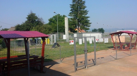 Kutyafuttat� megnyit� a Sinkovits Stadionn�l - k�z�ss�gi hely kuty�knak, �llatbar�toknak - 2017 j�lius 24-�n, h�tfőn 12 �r�t�l a k�zdiv�s�rhelyi kutyatart�k haszn�latba vehetik a kutyafuttat�t. A munk�latok 90% elv�gezt�vel az �tad�sig m�r csak az utols� sim�t�sok maradtak. A kutyafuttat� megnyit�j�n jelen lesznek a t�mogat�k, az alpolg�rmester, az �nk�nteseket akik seg�dkeztek a munk�latokban, ahol a k�sz�netnyilv�n�t�s k�vetően adom�nyk�nt adj�k �t v�rosunknak a k�t parkos�tott kutyafuttat�t.

A p�ly�zatot a Benji �llatv�dő Egyes�let k�sz�tette el, a kivitelez�sben partner az K�zdiv�s�rhely �nkorm�nyzata aki biztos�totta a helyet, a Sz�kely Kutya Klub aki a munkalatokat v�llalta fel, fő szponzor a Zarah Moden, Eurosteel kft, kisebb �sszegekkel a v�ros �llatszerető polg�rai is hozz�j�rultak. A t�mogat�s csak kimondottan a felhaszn�lt anyagok �rt�kről sz�l, a munk�latok teljes eg�sz�ben �nk�ntes munka.

Jelen pillanatban megy�nkben �jdons�gnak sz�m�t� l�tes�tm�ny, egyedi dolog, ami nem csak egy futtat�, hanem egy sz�p park amely a v�ros arculat�n is jav�t, egy olyan hely amely lehetős�get ad a kutyatart�knak, hogy bar�ts�gokat alak�tsanak ki, mozg�sszabads�got biztos�tsanak a h�zi kedvenceik sz�m�ra, egy k�z�ss�gi tal�lkoz� hely.


A kutyafuttat� h�zirendje
1 - A kutyafuttat� ter�let�re bel�pni kiz�r�lag veszetts�g ellen beoltott, f�regtelen�tett, eg�szs�ges kuty�val lehet.
2 - Az olt�si k�nyvet mindenki k�teles mag�n�l tartani �s k�r�sre bemutatni.
3 - Beteg kuty�val a futtat� ter�let�re bel�pni TILOS.
4 - A gazda �s a kuty�ja �ltal okozott minden k�r�rt felelőss�ggel tartozik.
5 - Mindenki a saj�t felelőss�g�re tart�zkodik a futtat� ter�let�n.
6 - Az elveszett t�rgyak�rt felelőss�get nem v�llalunk.
7 - A kutya�r�l�ket a gazda k�teles mindig feltakar�tani.
8 - Alkohol hat�sa alatt levő szem�lyeknek bel�pni TILOS.
9 - Alkohol fogyaszt�sa a futtat� ter�let�n szigor�an TILOS.
10 - Szemetelni a futtat� ter�let�n TILOS.
11 - A h�zirend nem ismerete nem mentes�t a felelőss�g al�l.

Regulamentul interior a terenului de alegat caini
1 - Cainii intrati in incinta terenului trebuie sa fie OBLIGATORIU vaccinati antirabic, sa fie deparazitati intern si extern si cu starea de sanatate buna.
2 - Proprietarii de caini au olbigatia sa aiba asupra lor carnetul de sanatate a cainelui si la cerere sa le prezinte organelor competente.
3 - Este interzis intrarea cu caini bolnavi.
4 - Proprietarul este obligat sa-si asume rapunderea pentru orice paguba provocata de caini sau de el insusi.
5 - In incinta terenului toata lumea se afla pe propria raspundere.
6 - Nu ne asumam raspunderea pentru obiecte personale pierdute in incinta terenului.
7 - Proprietarii de caini sunt obligati sa curete mizeria dupa caini.
8 - Este INTERZIS intrarea in teren sub influenta bauturilor alcoolice.
9 - Consumarea bauturilor alcoolice in incinta terenului este INTERZIS.
10 - Pastrarea curatieniei este OBLIGATORIE.
11 - Necunoasterea regulamentului interior nu se absolva de la raspundere.

Nyitva tart�s - Orar
Naponta - Zilnic
08:00 - 20:00

A kutyafuttat� a Wegener Pro Sanitate Alap�tv�ny �s a HKA �ltal megszervezett Civil Liciten nyert anyagi t�mogat�sb�l val�sult meg. L�trehozta a Benji �llatv�dő Szervezet partners�gben K�zdiv�s�rhely �nkorm�nyzat�val.

Fő t�mogat�ink: Zarah Moden, New Fashion, Eurosteel KFT. T�mogat�k a k�zdiv�s�rhelyi �llatszerető emberek.
