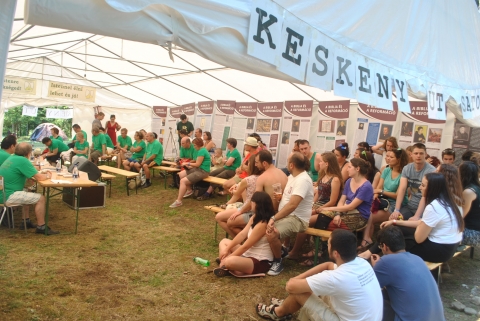 Isten legyen a legbiztosabb pont! - a Keskeny �t s�tor Tusv�nyoson - Isten legyen a legbiztosabb pont!

2017-ben is v�ltozatos programok v�rt�k a Keskeny �t s�torban az �rdeklődőket. Minden nap szentmis�vel kezdőd�tt, ahol Bilib�k G�za, T�dor Attila, Pusk�s Attila �s L�szl� Rezső szolg�ltak.

J�lius 19-�n, szerd�n t�z �r�t�l A Biblia �s reform�ci� c�mű ki�ll�t�s megnyit�j�ra ker�lt sor, melyet a reform�ci� 500. �vfordul�j�nak alkalm�b�l �ll�tott �ssze a Magyar Biblia T�rsulat. A megnyit�t egy fesztiv�los �h�tat k�vette. Bard�cz Csaba, az ikafalvi reform�tus gy�lekezet lelk�sze k�tetlen pr�dik�ci�j�ban felh�vta a figyelmet arra, hogy Isten felt�tel n�lk�l szeret minden embert, valamint, hogy az igaz hit felbecs�lhetetlen �rt�kkel b�r. D�lben Bl�ga Botond �s Enikő nagycsal�dos h�zasp�r �s�, kapa, nagyharang, vagy m�r az anyak�nyvvezető k�zbe kell l�pjen?- szerint�nk csal�dban �lni j� c�mű előad�s�nak lehett�nk r�szesei. A h�zasp�r megt�r�st�rt�net�t, bizonys�gt�tel�t hallgathattuk meg, emellett, jelenlegi �letvitel�kről is besz�moltak. Az előad�sokkal p�rhuzamosan p�rhuzamosan, gyerekfoglalkoz�sok folytak a s�tor mellett, azon sz�lők gyerekei r�sz�re, akik a Keskeny utas programon szerettek volna r�szt venni. A k�l�nb�ző j�t�kok kipr�b�l�sa mellett a gyerekek arcfest�sben is r�szes�lhettek.

A d�lut�n � minden egyes nap - a n�pszerű L�thatatlan sz�nh�z� volt, ami lelki t�maszt ny�jtott a fesztiv�loz�knak, illetve elgondolkodtat� k�rd�sekkel szembes�tette őket. A napot git�resttel z�rtuk. �nekl�s �s besz�lget�s mellett, tea �s zs�ros keny�r v�rta az arra j�r�kat.

A Tusv�nyos m�sodik napj�t�l az �h�tatot megelőzően kereszt�ny medit�ci�n vehettek r�szt az �rdeklődők, ami lehetős�get ny�jtott arra, hogy a bet�rők elcsendesedjenek a fesztiv�los p�rg�s k�zepette �s magukba n�zzenek a zajos mindennapok fut�szalagszerű egym�sut�nj�ban. Az ut�na k�vetkező d�lelőtti fesztiv�los �h�tatot Incze Zsolt Gy�rgy esperes tartotta.

�h�tat ut�n az �nismeret f�ggős�g? ,,K�pzelj egy t�kr�t; gondold, hogy belen�zel; hidd el, amit l�tsz.� (Fodor �kos) c�mű előad�st hallgathattak meg az �rdeklődők, melyet Homa Ildik�, kolozsv�ri pszichol�gus, szoci�lis testv�r tartott. Az előad� kihangs�lyozta az �nismeret �s az �n�rt�kel�s fontoss�g�t, de �vva intett att�l, hogy �nismeret f�ggős�gbe ess�nk. Utat mutatott arra, hogy - hit�nket tekintve - m�sok megismer�s�re, csak a helyes �n�rt�kel�s t�kr�ben lesz�nk k�pesek.

Cs�t�rt�k�n a fesztiv�los �h�tatot M�rton Edit tartotta, akinek fők�nt im�ds�ga �rintette meg a bet�rőket. Ruszka S�ndor ,,�ember vagyok �s szeretlek, minek is b�ntottalak?� c�mű előad�s�ban az emberk�zi kapcsolatokr�l, azok fontoss�g�r�l osztotta meg gondolatait. A nagyon sok saj�t p�ld�val kisz�nezett előad�sban a k�zdiv�s�rhelyi lelkip�sztor arr�l sz�lt, hogy a p�rkapcsolatban ne a m�sik felet akarjuk megv�ltoztatni, mert az nem fog menni. Az egyetlen akit � esetleg - meg tudunk v�ltoztatni az mi vagyunk. A v�ls�g pillanat�ban nem a mi�rt k�rd�s�n, hogy mi�rt csin�lom �n ezt, vagy azt kell gondolkodni, hanem azon, hogy ki�rt, mert ez k�nnyebben elvezet a j� megold�sokhoz. A lelk�sz azt is megeml�tette, hogy ne restellj�nk seg�ts�get k�rni, am�g m�g lehet. Az előad�s ideje alatt a gyerekeket a k�l�nb�ző j�t�kok, valamint az arcfest�s foglalta le.

A p�nteki napot Maros�n Csaba sz�nműv�sz Luther Asztal�n�l c�mű formabont� előad�sa z�rta. A sz�nműv�sz egy egyszem�lyes előad�s keretein bel�l osztotta meg Luther doktor gondolatait n�pes hallgat�s�g�val.

Az idei �v utols� Tusv�nyosi napj�n az Orb�n Viktor minisztereln�k előad�s�t megelőzően a Keskeny utas csapat reform�tus tagjai az Erd�lyi Reform�tus Egyh�zker�let �ltal k�sz�tetett t�bb sz�z �Reform�tus magyar vagyok, am�g �lek az maradok�, illetve �Isten kegyelm�ből reform�tus� felirat� kalapot osztottunk ki a tűző napon �lő hallgat�s�gnak. A melegre val� tekintettel pillanatok alatt elfogytak a kalapok, �s nagyon sokan h�l�jukat fejezt�k ki, hogy a reform�ci� 500. �vfordul�ja alkalm�b�l ilyen hasznos aj�nd�kt�rgyat kaptak eml�kbe, amit azonnal ki is tudtak haszn�lni. Mivel a nemzet minisztereln�ke �s előad� t�rsai mind reform�tusok, ez�rt a fősz�npadra is eljuttatunk egy-egy kalapot a kiemelt előad�knak.

A Keskeny �t s�tor programja a Bonus Pastor Alap�tv�ny megh�vottaival v�rta szombati vend�geit. Kozma Ferenc, a Bonus Pastor �nk�ntese moder�lta a Ball� G�za, D�nes Margit, Kov�cs Tibor, Kov�cs Tivadar, M�rk J�nos bemutatkoz�s�t. Mindegyik megh�vott a saj�t �szabadul�sa� t�rt�net�t mes�lte el. �r�m volt hallgatni, hogy van szabadul�s az alkohol, drog, vagy egy�b szenved�lyek rabs�g�b�l, amihez az Alap�tv�ny t�bb lehetős�get k�n�l, �gy mint a kilenc h�napos hossz� ter�pia Magyar�zdon, vagy a k�thetes r�vidter�pia az orsz�g t�bb telep�l�s�n, t�bb időpontban, illetve a t�mogat� csoportok, amik szint�n t�bb telep�l�sen, heti rendszeress�ggel zajlanak. J� volt hallani azt, hogy most m�r t�bb olyan ember is van, aki a t�mogat� csoport alkalmain val� r�szv�telnek k�sz�nhetően megszabadult a k�ros szenved�lyeitől.

A bemutat�t k�vetően bez�rt a Keskeny �t s�tor, ami a Tusv�nyoson imm�r biztos pontnak sz�m�t, hiszen ez volt a tizenharmadik alkalom, amikor r�szt vett�nk Erd�ly legnagyobb fesztiv�lj�n, �s egy ideje a t�bb tucat programs�tor k�z�l a mi�nk a legr�gebb �ta folyamatosan, ugyanazon n�v alatt fut� programs�tor. 

A Keskeny �t �nk�nteseinek ezzel elj�tt a pihen�s ideje, - n�h�ny napig, mert a legt�bben m�s t�borokban tov�bb dolgoznak. Igazi fesztiv�lmisszi�sk�nt a fesztiv�lon bent lakni �s az �jjeli p�rhuzamos bulik k�zepette pihenni, majd nappal t�bb, mint tizenk�t �r�t szolg�lni embert pr�b�l� feladat. A bet�rők, a visszat�rők, a t�bb �ve folyamatosan a Keskeny �tra j�r�k hűs�ge viszont erőt ad a f�radts�g �s m�s emberi t�nyezők lek�zd�s�re. K�sz�nj�k a j� Istennek, hogy ebben az �vben is eszk�zei lehett�nk ezen a nem szokv�nyos ter�leten is.

Nagy Csenge,
Bard�cz Csaba