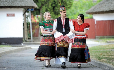 A sokadalom d�szvend�ge mezők�vesdi �s k�rny�kbeli fiatalok - a mezők�vesdi Maty� N�pt�ncegy�ttes - D�szvend�g�nk a mezők�vesdi Maty� N�pt�ncegy�ttes


Maty�f�ld gazdag n�pműv�szete messze f�ld�n h�res, imm�r az UNESCO szellemi vil�g�r�ks�g list�j�n �s a Hungarikumok gyűjtem�ny�ben is szerepel. A m�lt�n nagy h�rű folkl�rkincs egyik őrzője Mezők�vesden a Maty� N�pt�ncegy�ttes. A csoport id�n 70 �ves, 1947-ben alakult, de a gy�kerek visszany�lnak a 30-as �vek Gy�ngy�s bokr�ta mozgalm�hoz. Legfontosabb feladatuk, hogy a sz�lőf�ld �s a magyar t�jak gazdag folkl�r kincs�t megőrizz�k az ut�kor sz�m�ra. Műsoraikban az eredeti n�pt�nc �s n�pzene hagyom�nyait dolgozz�k fel, a koreogr�fi�kat csod�latos n�pviseletben adj�k elő. 

A csoport tagjai mezők�vesdi �s k�rny�kbeli fiatalok. Az ő munk�juknak is k�sz�nhető, hogy az UNESCO Szellemi kultur�lis �r�ks�g reprezentat�v list�j�n �s a Hungarikumok k�z�tt szereplő �Maty� �r�ks�g� ma is �lő, a hagyom�nyokat tov�bbfejlesztő kincs�nk.

Az egy�ttes rendszeres r�sztvevője a magyar �s nemzetk�zi fesztiv�loknak, orsz�gos �s v�rosi rendezv�nyeknek. Sokszor arattak m�r sikert k�lf�ld�n is, szinte alig akad olyan eur�pai orsz�g, ahol m�g nem j�rtak. Az ut�bbi időben Belgiumban, Olaszorsz�gban, T�r�korsz�gban, Indi�ban, N�metorsz�gban szereztek elismer�st a magyar n�pműv�szetnek.
A csoport fenntart�ja: a Maty� N�pműv�szeti Egyes�let.
Műv�szeti vezetők: Zsur�fszky Zolt�n �s Szab� Judit
T�nckarvezető: Ny�ri G�bor.

A k�zdiv�s�rhelyi Őszi Sokadalomra �ssze�ll�tott programjukban szerepel m�g Mezők�vesdről a Maty� N�pi Egy�ttes (vezetőj�k: Kov�cs L�szl�), a Sz�zr�zs�s N�pt�ncegy�ttes (vezetőj�k: Juh�sz L�szl�) �s a Maty� P�vak�r (vezetőj�k: Varga J�zsefn�).