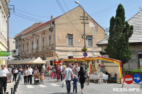 Útlezárások szerdától a városnapok helyszínei környékén a belvárosban - A közelgő városnapok miatt kedd estétől már lehet korlátozásokra számítani Kézdivásárhely főterén, szerda reggel pedig már lezárják a főtér parkolóit, szerda este pedig a Boldog Özséb templomnál, a Kossuth Lajos és Ady Endre utca kereszteződésénél, a Wesselényi utca bejáratától lesz lezárva a belváros. Ugyanakkor szerdától az Apafi Mihály és a Mester utca felől sem lesz már megközelíthető a Gábor Áron tér. Az esetleges kellemetlenségekért a lakók elnézését kérjük, türelmüket és megértésüket köszönjük!