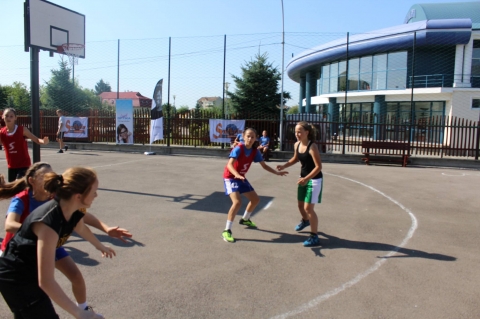 Székely Streetball a 2017-es kézdivásárhelyi Városnapok alkalmából - Vasárnap a kézdivásárhelyi Városnapok alkalmából a KSE kosárlabda szakosztálya Székely Streetball-t szervezett a Petőfi Sándor Általános Iskola sportpályájain (köszönet az iskola vezetőségének hogy támogatta az eseményt).
A rendezvényen közel 60 kosaras vett részt Sepsiszentgyörgyről, Kovásznáról, Bereckből, Ozsdoláról és Kézdivásárhelyről.
A Székely Streetball következő fordulója Kovásznán lesz megszervezve a Városnapok kereten belül szombaton szeptember 2-an a központi sportpályán 10 órától.
A kézdivásárhelyi verseny több korosztályban zajlott és a következő eredményeket jegyezték:
Az U10-es kategória eredményei:
I. Székelyek: Bíró Henrietta, Opra Szidónia
II. Királyok: Lénárt Amanda, Veress Zalán
III. Tigrisek: Demeter Álmos, Babos Szilárd
A dobóverseny győztese: Biró Henrietta.
U12 korosztály streetball
5. helyezés a Kosarasok (Vargyasi Anita, Lázár Amália, Fábián Fábián Edina)
4. helyezés a Székely NB (Benkő Andrea, Bety Slekta, Beáta Bara, Hanna Hodor)
3. helyezés a Sirályok (Demkó Hanna, Nagy Júlia, Marosi Nóra)
2. helyezés a Kecskék (Orbán Etele, Bodor Bálint, Karesz Borbáth)
1. helyezés a Gatorade (Lénárt Arthur, Márk Forró, Szabó Lehelke)
Székely Streetball Augusztus 27-i eredmények:
U15-ös Lány kategóriában:
I. helyezett - Fa csapat: Apor Orsolya, Ioachim Adrienn, Csiszér Abigél
II. helyezett - Thunders: Lénárt Andrea, Balas Diána, Bandi Fruzsina
III. helyzezett - ESK: Szigeti Zsanett,Tuchilus Kriszta, Kozman Kriszta
IV. helyezett - Fű chapati: Nagy Hilda, Mátyás Emese, Tarczi Gyopár
V. helyezett - LAPPI: Enyedi Kriszta, Bocz Zsanett, Pánczél Kincső
U15-ös fiú kategóriában:
I. helyezett - Tigers: Kovács K., Bandi Z., Kelemen R.
II. helyezett - Bolerzz (Ballers): Demeter D., Tódor K., Horváth H
III. helyezett - No name Team:Mihok A., Barbs Ö., Barabás G.
15 év felett lányok
I helyezett - Libok: Kászoni Boglárka, Kovács Kincső, Lénárt Paula
II helyezett - Bikák: Csurulya Helga, Bartók Rita, Biszak Boglárka
III helyezett - Debreczi Iringó, Incze Henrietta, Czimbalmos Tímea
IV helyezett - Voloncs Orsolya, Istók Anita, Csiki Brabara
Dobóverseny nyertesei:
U15 lány: Bandi Fruzsina
U15 Fiú: Kelemen Rudolf
