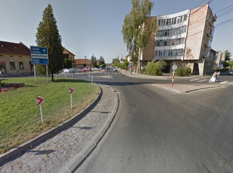 Szombaton aszfaltozzák a gatyaszári körforgalmat - Szombaton aszfaltozzák a gatyaszári körforgalmat
Amennyiben az időjárás is engedi, szombaton megkezdődik a gatyaszári körforgalom aszfaltozása. Az útszakaszon az előkészítés már folyamatban van, a közlekedés ezért nehézkes. Az aszfaltozás idejére viszont azt a részt teljesen lezárják, így minden irányból elterelésre kell számítani. A munkálat várhatóan még aznap befejeződik.
Az autósok megértését és türelmét köszönjük!
